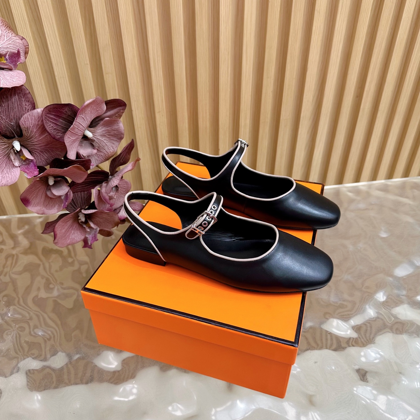 NO:465469,2025 Top quality Hermes Hermes Spring and Summer latest kelly buckle fashion shoes mid-heel piping sandals ——————————— Classic style Matched with the recognizable Majia hardware buckle, super versatile and fashionable on the feet, many celebrities and celebrities are essential for grass in spring and summer, random and comfortable and high-end sense, imported cowhide, inner sheepskin, sole, Italian leather outsole, size 35-41 (40 41 custom made without return), sandals, hermes, hermes, sandals, cowhide, sheepskin, Leather soles198609092025 顶级品质Hermes爱马仕春夏最新kelly扣时装鞋中跟滚边凉鞋 —————————— 经典的版型 搭配极具辨识度的马家五金扣 上脚超级百搭好看时髦 超多明星网红种草 春夏必备 随意舒适高级感 鞋面进口牛皮 内里羊皮 鞋底意大利真皮大底 码数35-41（40 41定做不退换）,凉鞋,hermes,hermes,sandals,cowhide,sheepskin,Leather soles,Women's Shoes