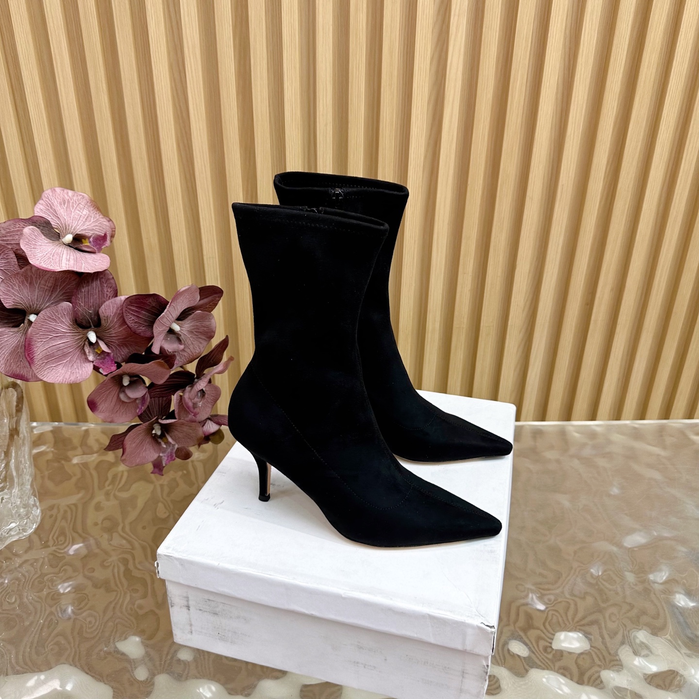 NO:465461,【The row】25S autumn and winter new elastic boots, retro pointed toe elements ———————————————————————————————————————————————————————————————————————————————————————————————————————————————————————————————————————————————————————————————————————————————————————————————————————————————————————————————————————————————————————————————————————————————————————————————————————————————————————————————————————————————————————————————————————————————————————————————————————————————————————————————————————————————————————————————————————————————————————————————————————————  The fabric is made of original custom elastic fabric. The inner foot pads are made of sheepskin. Italian imported leather sole size35-39 (customized by 40/41), boots, boots, skirts, business suit, sheepskin, Leather soles19860909【The row】25S秋冬新款弹力靴 复古尖头元素 ———————短靴 长靴 靴身线条利落流畅 从鞋头到靴筒一气呵成 尖头设计堪称腿长“作弊神器” 瞬间延伸腿部线条 让双腿看起来笔直修长 无论你是搭配干练的西装裤 还是飘逸的连衣裙 都能完美适配 轻松营造出毫不费力的时髦感. 弹力面料的运用是这双靴子的神来之笔 贴合腿部曲线 不松不紧刚刚好 既能修饰腿型 又不会有束缚感 就算长时间穿着也自在舒适. 小高跟的高度恰到好处 提供了恰到好处的支撑, 走路时身姿轻盈 步伐自信 稳稳拿捏住气场！ 面料采用原版定制弹力面料 内里垫脚均为羊皮材质 意大利进口真皮大底 size35-39（40/41定制）,靴子,boots,skirts,business suit,sheepskin,Leather soles,Women's Shoes