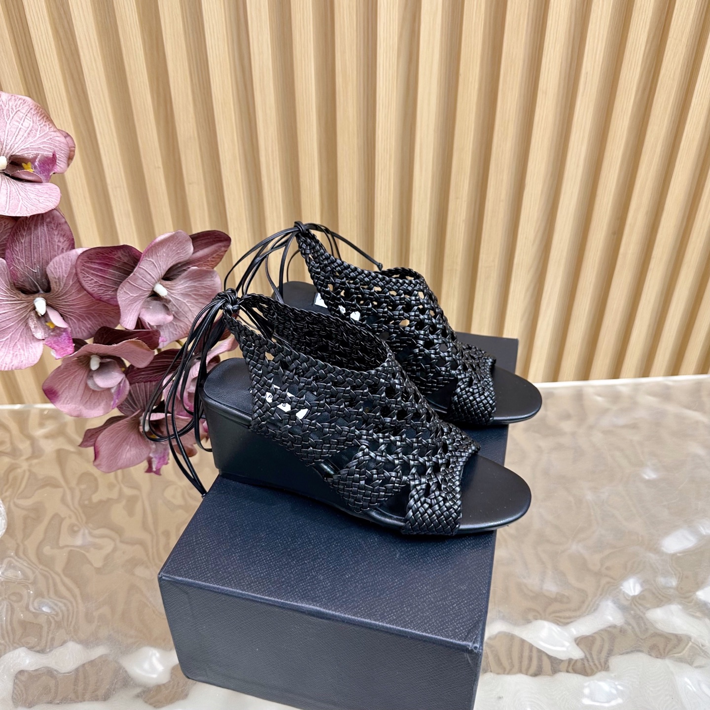 NO:466740,2025 New ALAIA classic hollow woven wedge strap sandals ————————————— The iconic buckle design, retro and playful, injects agility into the overall look. Whether you are walking on the street with a fairy floral skirt or wearing a simple and capable workplace outfit, you can easily control it, and the style is seamlessly switched. Let you enjoy fashion while walking freely and comfortable. It will unlock French fashionable passwords and become the focus of elegance among the crowd. The fabric is made of original custom leather, and the inner foot pads are all lambskin. The original mold-opening custom anti-slip sole. Heel height 6.5cm size35-39 (customized by 40/41/42), high heels sandals, alaia, sandals, high heels, skirts, sheepskin198609092025 新款ALAIA经典镂空编织坡跟绑带凉鞋 ——————————— 标志性的搭扣设计 复古中带着俏皮 为整体造型注入灵动巧思. 无论是搭配仙碎花裙漫步街头 还是身着简约干练的职场装出入写字楼 都能轻松驾驭,风格无缝切换 . 让你在享受时尚的同时 走得自在惬意. 带你解锁法式时髦密码 成为人群中的优雅焦点. 面料采用原版定制皮料 内里垫脚均为小羊皮 原版开模定制防滑大底 跟高6.5cm size35-39（40/41/42定制）,高跟鞋凉鞋,alaia,sandals,high heels,skirts,sheepskin,Women's Shoes