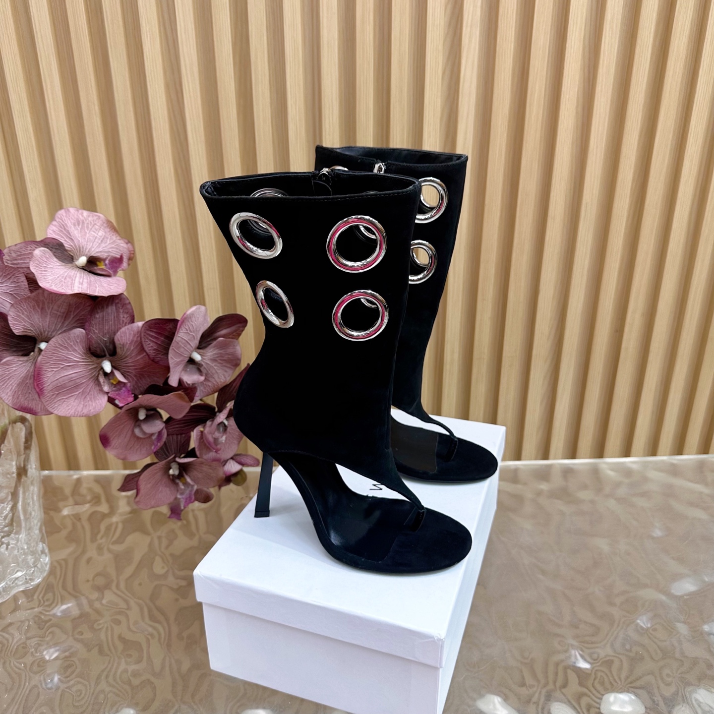 NO:466724,2025 autumn and winter new ABING WANG high heel clip sandals color This short boot is very high-end design, mainly selected from the leather material, the round hole design feels extremely charming ——————————————————————————————————————————————————————————————————————————————————————————————————————————————————————————————————————————————————————————————————————————————————————————————————————————————————————————————————————————————————————————————————————————————————————————————————————————————————————————————————————————————————————————————————————————————————————————————————————————————————————————————————————————————————————————————————————————————198609092025 秋冬新款ABING WANG 高跟夹脚 凉靴色系 这款短靴非常高级设计,主要是皮料选得高级 圆孔设计倍感魅力极致 ————————————— 任何风格都可以轻松驾驭 推出了这款散发着迷人魅力的单品.美丽刑具,它以摔纹牛皮面料制作于设有深鞋口的尖头鞋身端庄典雅 鞋面羊京 大底真皮底 内里羊皮 跟高10cm 码数35-42（40、41、42定做),靴子,boots,cowhide,sheepskin,sheep,Women's Shoes