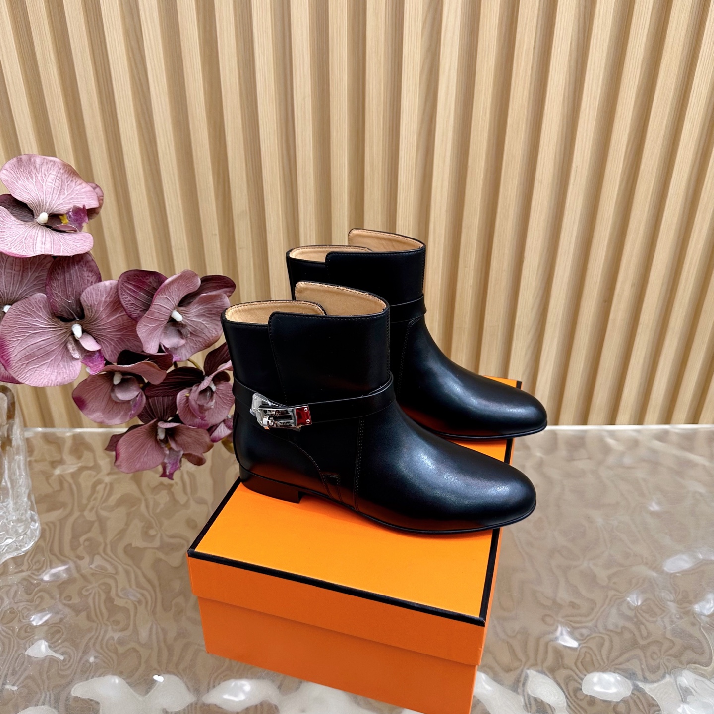 NO:467670,Classic series ~ Top version Hemers What you see is what you get kelly metal buckle short boots/long boots series —————————————————————— New autumn and winter models HERMES classic long boots boots counter price is close to 20,000 yuan. The high price naturally has unique craftsmanship and quality. The leather of this boot is all imported customized, and the inner material is also imported customized cowhide. It is easy to wear and comfortable to match with the essential autumn and winter style that looks good, and the style will never go out of date. The upper is original top cowhide imported cowhide inner lining. Multi-layer genuine leather sole (heavy craftsmanship) Size 34-39 (34.40.41.42 not returned or replaced), boots, hermes, hermes, boots, cowhide19860909经典系列～ 顶级版本Hemers爱马仕家所见即所得 kelly金属扣短靴/长靴系列 ————————————— 秋冬新款 HERMES爱马仕经典长靴靴子专柜价格接近2W高昂的售价自然有独特的工艺和品质这款靴子的皮料全部为进口定制,内里材质也是进口定制牛皮,,好穿舒适搭配什么都好看的秋冬必备款,而且风格永存怎么穿都不会过时的骑士靴 鞋面原版顶级牛皮 内里进口牛皮内里 大底多层真皮鞋底（重工艺） 码数34-39（34.40.41.42不退不换),靴子,hermes,hermes,boots,cowhide,Women's Shoes