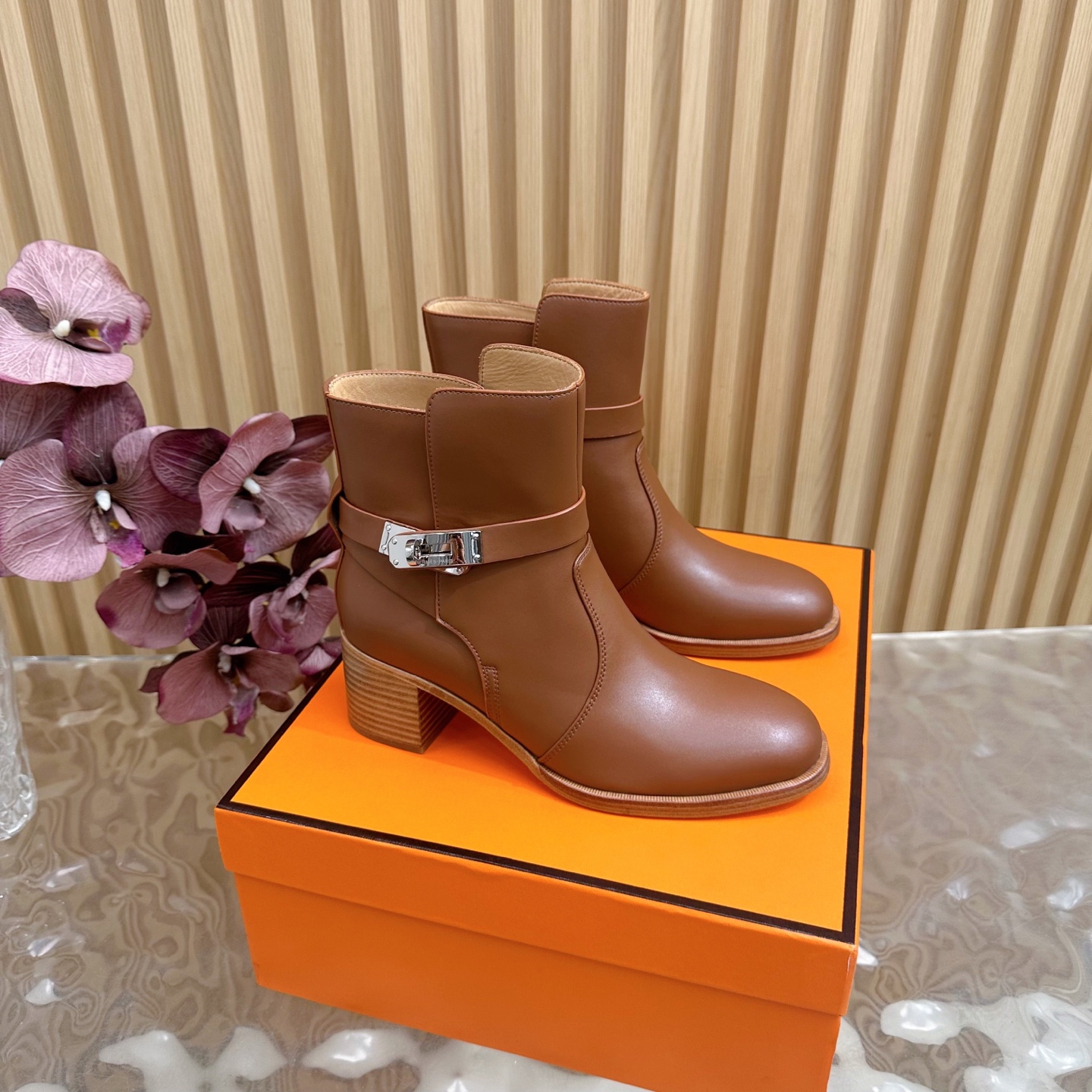 NO:467640,Classic series ~ Top version Hemers What you see is what you get kelly metal button short boots/long boots series ————————————————————— New autumn and winter models HERMES classic boots boots counter price is close to 20,000 yuan. The high price naturally has unique craftsmanship and quality. The leather of this boot is all imported customized, and the inner material is also imported customized cowhide. It is easy to wear and comfortable to match with the essential autumn and winter style that looks good, and the style will never go out of date. The upper is original top cowhide/Yangjing inner lining imported cowhide inner lining large bottom leather heel leather sole size 34-39 (34.40.41.42 no return or replacement), boots, hermes, hermes, boots, cowhide, sheep19860909经典系列～ 顶级版本Hemers爱马仕家所见即所得 kelly金属扣短靴/长靴系列 ————————————— 秋冬新款 HERMES爱马仕经典长靴靴子专柜价格接近2W高昂的售价自然有独特的工艺和品质这款靴子的皮料全部为进口定制,内里材质也是进口定制牛皮,,好穿舒适搭配什么都好看的秋冬必备款,而且风格永存怎么穿都不会过时的骑士靴 鞋面原版顶级牛皮/羊京 内里进口牛皮内里 大底层皮跟真皮底 码数34-39（34.40.41.42不退不换),靴子,hermes,hermes,boots,cowhide,sheep,Women's Shoes