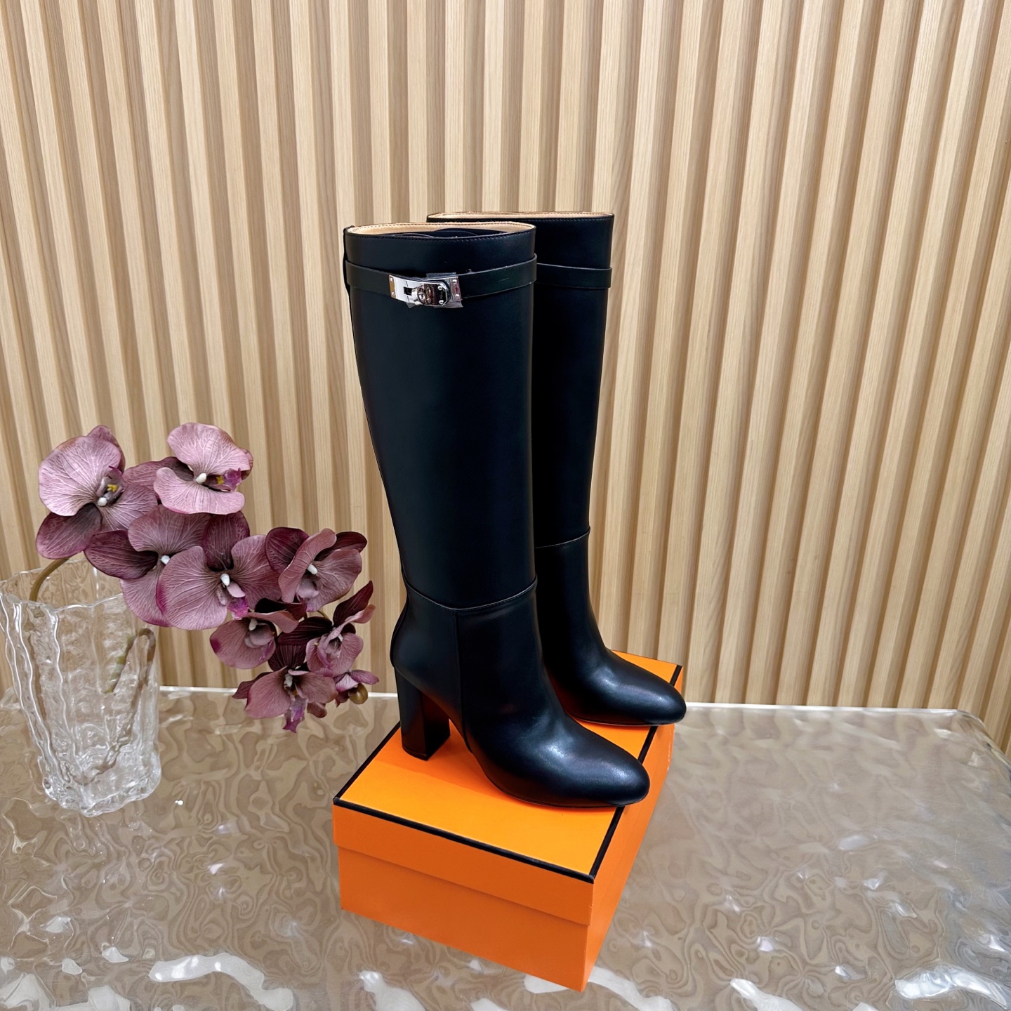 NO:467656,Classic series ~ Top version Hemers What you see is what you get kelly metal button short boots/long boots series ————————————————————— New autumn and winter models HERMES classic boots boots counter price is close to 20,000 yuan. The high price naturally has unique craftsmanship and quality. The leather of this boot is all imported customized, and the inner material is also imported customized cowhide. It is easy to wear and comfortable to match with the essential autumn and winter models that look good, and the style will never go out of date. The upper is original top cowhide, the inner imported cowhide inner lining, large sole genuine leather sole, size 34-39 (34.40.41.42, no return or replacement), boots, hermes, hermes, boots, cowhide19860909经典系列～ 顶级版本Hemers爱马仕家所见即所得 kelly金属扣短靴/长靴系列 ————————————— 秋冬新款 HERMES爱马仕经典长靴靴子专柜价格接近2W高昂的售价自然有独特的工艺和品质这款靴子的皮料全部为进口定制,内里材质也是进口定制牛皮,,好穿舒适搭配什么都好看的秋冬必备款,而且风格永存怎么穿都不会过时的骑士靴 鞋面原版顶级牛皮 内里进口牛皮内里 大底真皮底 码数34-39（34.40.41.42不退不换),靴子,hermes,hermes,boots,cowhide,Women's Shoes