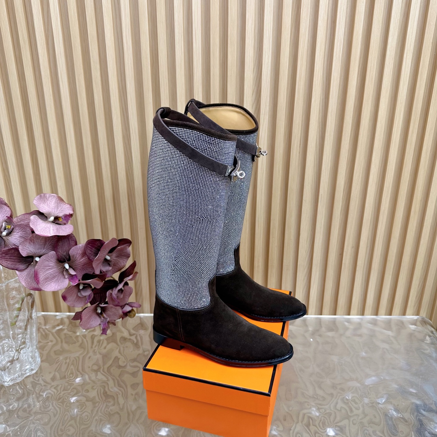 NO:467663,Classic series ~ Top version Hemers What you see is what you get kelly metal button short boots/long boots series —————————————————————— New autumn and winter models HERMES classic boots boots counter price is close to 20,000 yuan. The high price naturally has unique craftsmanship and quality. The leather of this boot is all imported customized, and the inner material is also imported customized cowhide. It is easy to wear and comfortable to match with the essential autumn and winter models that look good, and the style will never go out of date. The upper is original Yangjing Diamond Surface Inner Imported Cowhide Inner Out Sole Genuine Leather Sole Size 35–39 (40.41.42 No return or replacement), boots, hermes, hermes, boots, cowhide, sheep19860909经典系列～ 顶级版本Hemers爱马仕家所见即所得 kelly金属扣短靴/长靴系列 ————————————— 秋冬新款 HERMES爱马仕经典长靴靴子专柜价格接近2W高昂的售价自然有独特的工艺和品质这款靴子的皮料全部为进口定制,内里材质也是进口定制牛皮,,好穿舒适搭配什么都好看的秋冬必备款,而且风格永存怎么穿都不会过时的骑士靴 鞋面原版羊京钻面 内里进口牛皮内里 大底真皮底 码数35–39（40.41.42不退不换),靴子,hermes,hermes,boots,cowhide,sheep,Women's Shoes