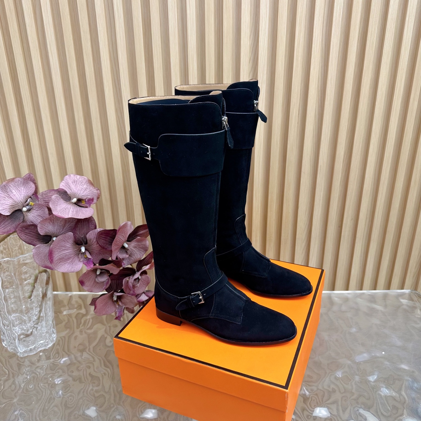 NO:467697,Classic series ~ Top version Hemers What you see is what you get kelly metal button short boots/long boots series ————————————————————— New autumn and winter models HERMES classic boots boots counter price is close to 20,000 yuan. The high price naturally has unique craftsmanship and quality. The leather of this boot is all imported customized, and the inner material is also imported customized cowhide. It is easy to wear and comfortable to match with the essential autumn and winter style that looks good, and the style will never go out of date. The upper is original top cowhide/Yangjing inner lining imported cowhide inner lining large bottom leather heel leather sole size 34-39 (34.40.41.42 no return or replacement), boots, hermes, hermes, boots, cowhide, sheep19860909经典系列～ 顶级版本Hemers爱马仕家所见即所得 kelly金属扣短靴/长靴系列 ————————————— 秋冬新款 HERMES爱马仕经典长靴靴子专柜价格接近2W高昂的售价自然有独特的工艺和品质这款靴子的皮料全部为进口定制,内里材质也是进口定制牛皮,,好穿舒适搭配什么都好看的秋冬必备款,而且风格永存怎么穿都不会过时的骑士靴 鞋面原版顶级牛皮/羊京 内里进口牛皮内里 大底层皮跟真皮底 码数34-39（34.40.41.42不退不换),靴子,hermes,hermes,boots,cowhide,sheep,Women's Shoes