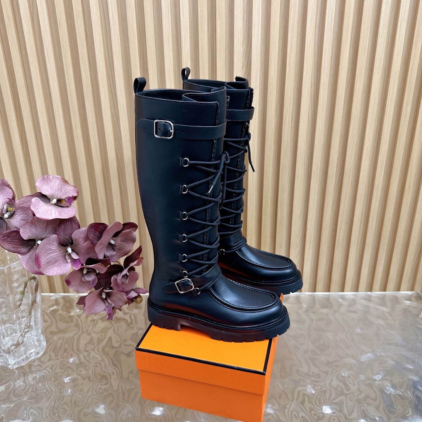 NO:467689,Classic series ~ Top version Hemers What you see is what you get kelly metal button short boots/long boots series ————————————————————— New autumn and winter models HERMES classic boots boots counter price is close to 20,000 yuan. The high price naturally has unique craftsmanship and quality. The leather of this boot is all imported customized, and the inner material is also imported customized cowhide. It is easy to wear and comfortable to match with the essential autumn and winter style that looks good, and the style will never go out of date. The upper is original top cowhide/Yangjing inner lining imported cowhide inner lining original sole size 35–39 (40.41.42 no return or replacement), boots, hermes, hermes, boots, cowhide, sheep19860909经典系列～ 顶级版本Hemers爱马仕家所见即所得 kelly金属扣短靴/长靴系列 ————————————— 秋冬新款 HERMES爱马仕经典长靴靴子专柜价格接近2W高昂的售价自然有独特的工艺和品质这款靴子的皮料全部为进口定制,内里材质也是进口定制牛皮,,好穿舒适搭配什么都好看的秋冬必备款,而且风格永存怎么穿都不会过时的骑士靴 鞋面原版顶级牛皮/羊京 内里进口牛皮内里 大底原版大底 码数35–39（40.41.42不退不换),靴子,hermes,hermes,boots,cowhide,sheep,Women's Shoes