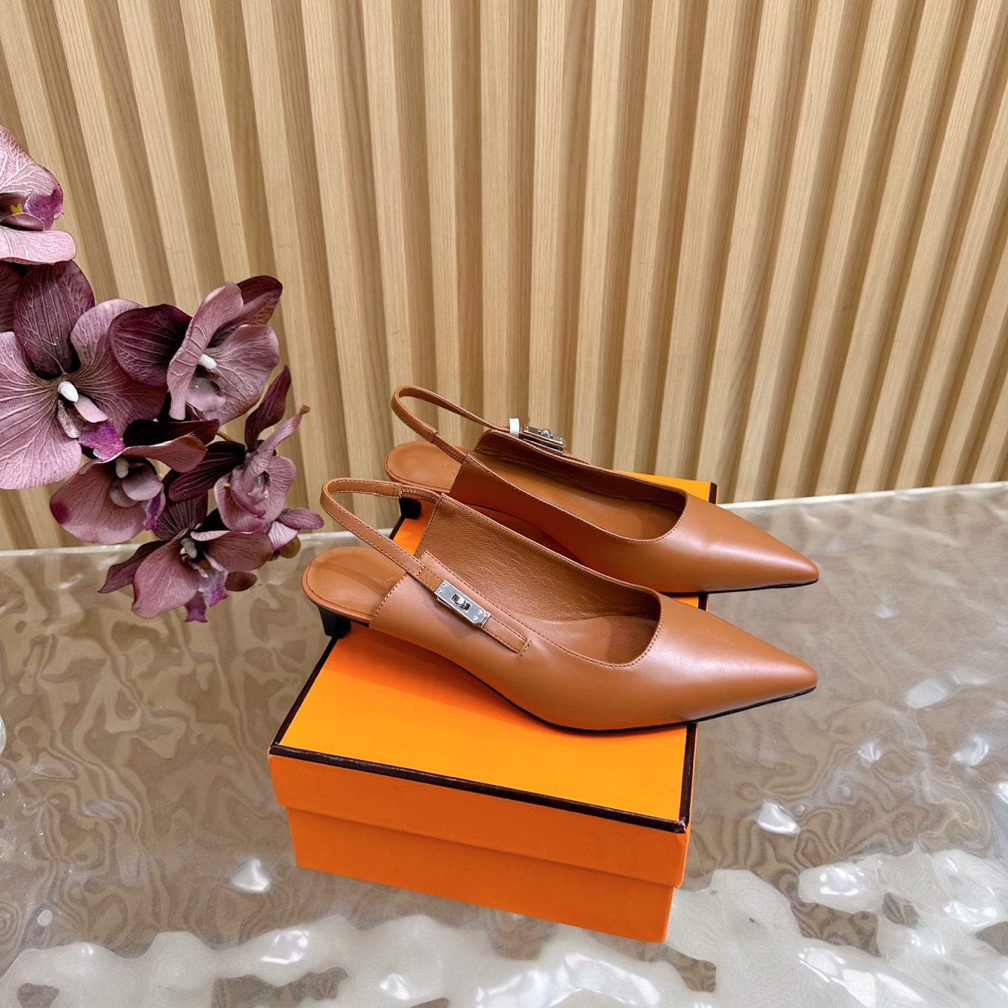 NO:476539,2025 new model Hermès/Hermès classic Kelly buckle with hollow pointed cat heel sandals ————————————————————————————————————————————————————————————————————————————————————————————————————————————————————————————————————————————————————————————————————————————————————————————————————————————————————————————————————————————————————————————————————————————————————————————————————————————————————————————————————————————————————————————————————————————————————————————————————————————————————————————————————————————————————————————————————————————————————————————  size35-39 (customized on 40/41/42), sandals, hermes, hermes, sandals, cowhide, sheepskin198609092025新款 Hermès/爱马仕经典Kelly扣后空 尖头猫跟凉鞋 ————————————顶级版本 法式慵懒与奢华格调完美融合 成为了众多时髦精的出街新宠. Kelly扣无疑是这双凉鞋的灵魂所在. 它从经典的Kelly包汲取灵感 经过精心打磨,金属质感闪耀着迷人光泽 精湛工艺和独特设计理念展现得淋漓尽致 举手投足间尽显优雅与奢华. 后空的设计是这双凉鞋的点睛之笔 面料采用原版定制小牛皮 内里垫脚均为混种羊皮 意大利进口A级牛皮大底 跟高4.5cm size35-39（40/41/42定制）,凉鞋,hermes,hermes,sandals,cowhide,sheepskin,Women's Shoes