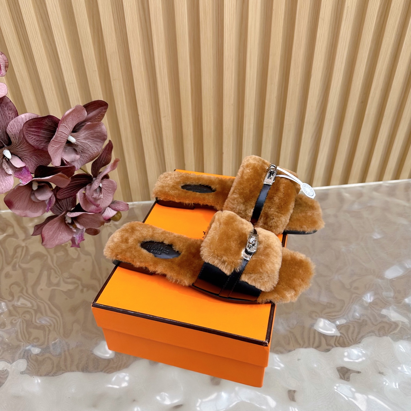 NO:476530,2025 new Hermès/Hermès classic Kelly buckle wool slippers ————————————————————————————————————————————————————————————————————————————————————————————————————————————————————————————————————————————————————————————————————————————————————————————————————————————————————————————————————————————————————————————————————————————————————————————————————————————————————————————————————————————————————————————————————————————————————————————————————————————————————————————————————————————————————————————————————————————————————————————————  size35-39 (customized on 40/41/42), fur shoes and slippers, hermes, hermes, sandals, slippers, cowhide, sheepskin198609092025新款 Hermès/爱马仕经典Kelly扣羊毛拖鞋 ————————————顶级版本 法式慵懒与奢华格调完美融合 成为了众多时髦精的出街新宠. Kelly扣无疑是这双凉鞋的灵魂所在. 它从经典的Kelly包汲取灵感 经过精心打磨,金属质感闪耀着迷人光泽 精湛工艺和独特设计理念展现得淋漓尽致 举手投足间尽显优雅与奢华. 后空的设计是这双凉鞋的点睛之笔 面料采用原版羊毛 内里垫脚均为混种羊皮 意大利进口A级牛皮大底 size35-39（40/41/42定制）,毛毛鞋拖鞋,hermes,hermes,sandals,slippers,cowhide,sheepskin,Women's Shoes