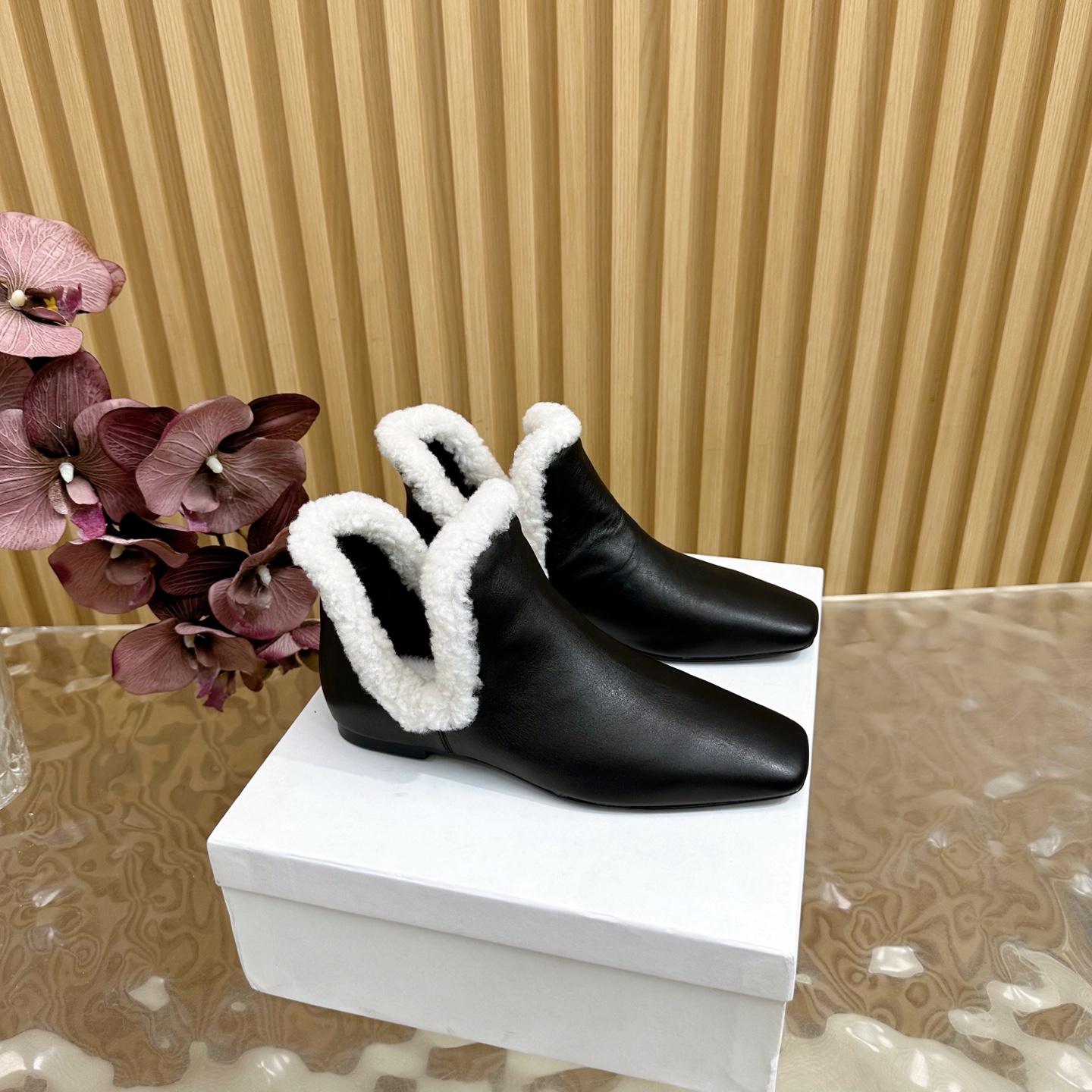 NO:476527,The high-quality niche trendy brand The row25 spring and summer French retro simple style short boots ——————————————————————— Retro temperament queen The whole shoe shape is simple and elegant, very clean and neat and easy to match!  You can also easily control your daily outfits, dates, etc.!  It makes your feet look thinner and your legs look longer visually!  Anyone who sees this texture will shout YYDS! It exudes a sense of nobility from the inside to the outside~the luster is full!  And it's comfortable and durable!  It is light and comfortable to wear, and you don’t feel tired when walking!  You can hold every day of commuting, shopping, etc.!  Upper is made of cowhide, inner footbed sheepskin, imported genuine leather sole from Italy. Size: 35-40 (40 41 custom made without return) with original packaging, boots, boots, cowhide, sheepskin, Leather soles19860909高品质小众潮牌The row25春夏法式复古简易风 短靴 ——————————— 复古气质女王 整个鞋型简约大气,很干净利落又好搭配！日常穿搭、约会聚会等也能轻松驾驭！ 穿上很显脚瘦,又在视觉上拉腿长！这质感,任谁看了都高呼YYDS!由内到外散发着贵气感~光泽感拉满！而且舒适又耐穿！穿着轻便舒服,走路完全不累脚！日常通勤、逛街等统统都能hold得住！ 鞋面采用牛皮 内里垫脚羊皮 意大利进口真皮大底 码数: 35-40（40 41 定做不退换） 配原版包装,靴子,boots,cowhide,sheepskin,Leather soles,Women's Shoes