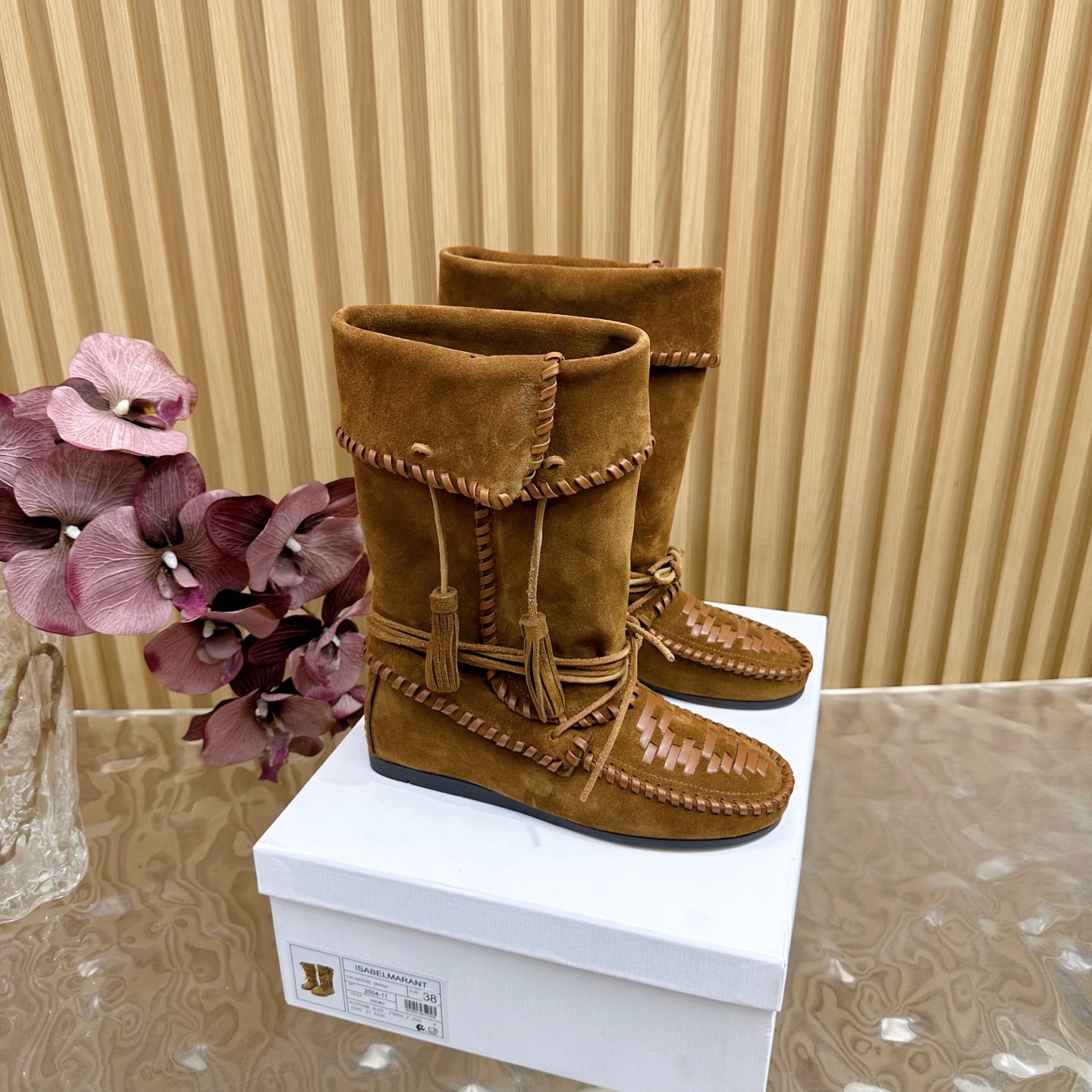 NO:476523,ISABEL MARANT 2025 Autumn and Winter/AW Classic Model ———————————————————————— Western style nude boots dominate the 25SS show, undoubtedly one of the shoes that has been renewed for a long time, and the autumn and winter series boots are excellent works that transcend classics. Major in-season fashion bloggers are basically a must-have for everyone. Any domestic internet celebrities have various matching fabrics. The fabric is made of original custom-made cow velvet. The original color cowhide is consistent with the cowhide inner TPU primary color outsole. Size 35-40 (40, 41 customized, no return or exchange), boots, boots, cowhide19860909ISABEL MARANT 2025秋冬/AW经典款 ——————————— 西部风裸靴主宰 25SS秀场,无疑是历久弥新的其一鞋款,而秋冬系列靴履则是超脱经典的出色之作 各大ins时尚博主基本人手必入款 随便国内网红都有各种搭配 面料采用原版定制牛反绒 原版一致对色牛皮内里 TPU原色大底 码数35-40（40、41定制不退换）,靴子,boots,cowhide,Women's Shoes