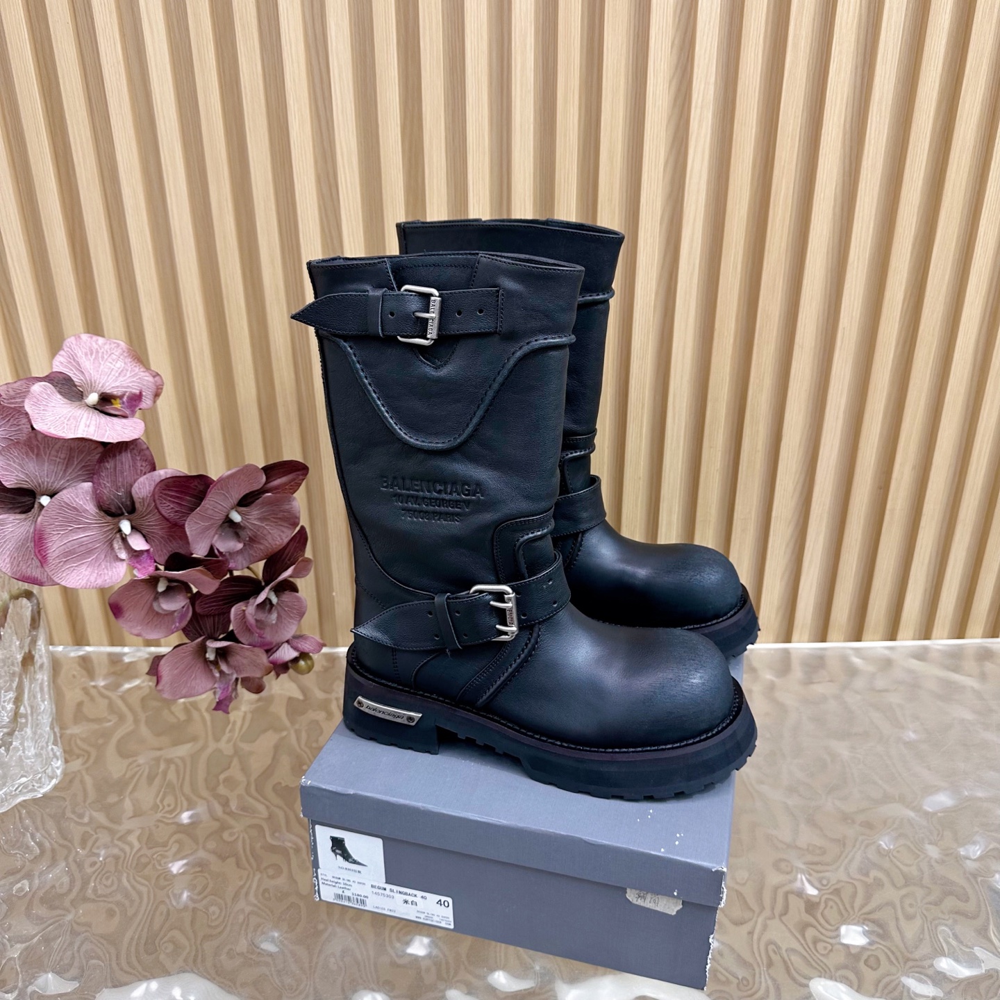 NO:476509,Balenciaga Venom Boots are finally released. Balenciaga Venom Boots are never short of amazing works in the fashion industry, and Balenciaga Venom Boots are definitely the best among them. ——————————————————————————————————————————————————————————————————————————————————————————————————————————————————————————————————————————————————————————————————————————————————————————————————————————————————————————————————————————————————————————————————————————————————————————————————————————————————————————————————————————————————————————————————————————————————————————————————————————————————————————————————————————————————————————————————————————  Cool and functional style Balenciaga Venom Boots is such a magical item. No matter which style, it can be perfectly adapted to help you easily grasp the high-end fashion sense. Baby boys, please put on Venom Boots and get out of your unique style!  Upper top layer cowhide inner sheepskin outsole rubber and plastic size 35-40, boots, balenciaga, balenciaga, boots, skirts, cowhide, sheepskin19860909巴黎世家Balenciaga毒液靴终于出了 宝子们,时尚界永远不缺惊艳之作,而Balenciaga毒液靴绝对是其中的佼佼者 ———————————（10寸） 上衣选短款露脐针织衫,勾勒出腰线,再搭配一条A字百褶短裙,露出纤细双腿,少女感瞬间拉满.蹬上毒液靴,靴子的酷感与甜美裙装形成强烈反差,再挎上一个亮色系的腋下包,瞬间打破单调.走在街上,你就是又甜又酷的时髦精,回头率爆表！ 酷帅机能风 Balenciaga毒液靴就是这样神奇的单品,无论哪种风格,它都能完美适配,帮你轻松拿捏高级时尚感.宝子们快穿上毒液靴,走出自己的独特风格吧！ 鞋面头层牛皮 内里羊皮 大底橡塑 码数35-40,靴子,balenciaga,balenciaga,boots,skirts,cowhide,sheepskin,Women's Shoes