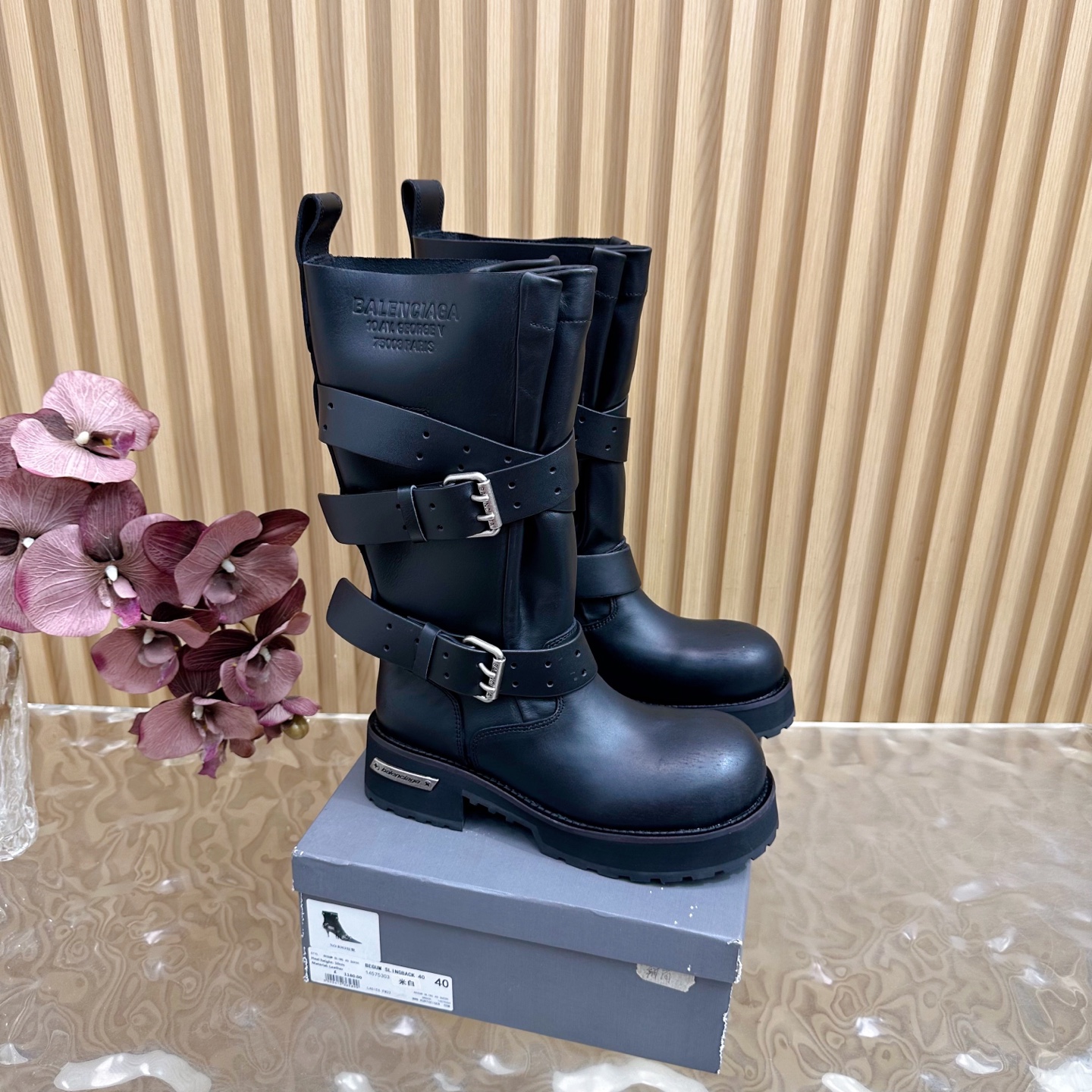 NO:476515,Balenciaga Venom Boots are finally released. Balenciaga Venom Boots are never short of amazing works in the fashion industry, and Balenciaga Venom Boots are definitely the best among them. ——————————————————————————————————————————————————————————————————————————————————————————————————————————————————————————————————————————————————————————————————————————————————————————————————————————————————————————————————————————————————————————————————————————————————————————————————————————————————————————————————————————————————————————————————————————————————————————————————————————————————————————————————————————————————————————————————————————  Cool and functional style Balenciaga Venom Boots is such a magical item. No matter which style, it can be perfectly adapted to help you easily grasp the high-end fashion sense. Baby boys, please put on Venom Boots and get out of your unique style!  Upper top layer cowhide inner sheepskin outsole rubber and plastic size 35-40, boots, balenciaga, balenciaga, boots, skirts, cowhide, sheepskin19860909巴黎世家Balenciaga毒液靴终于出了 宝子们,时尚界永远不缺惊艳之作,而Balenciaga毒液靴绝对是其中的佼佼者 ———————————（12寸） 上衣选短款露脐针织衫,勾勒出腰线,再搭配一条A字百褶短裙,露出纤细双腿,少女感瞬间拉满.蹬上毒液靴,靴子的酷感与甜美裙装形成强烈反差,再挎上一个亮色系的腋下包,瞬间打破单调.走在街上,你就是又甜又酷的时髦精,回头率爆表！ 酷帅机能风 Balenciaga毒液靴就是这样神奇的单品,无论哪种风格,它都能完美适配,帮你轻松拿捏高级时尚感.宝子们快穿上毒液靴,走出自己的独特风格吧！ 鞋面头层牛皮 内里羊皮 大底橡塑 码数35-40,靴子,balenciaga,balenciaga,boots,skirts,cowhide,sheepskin,Women's Shoes