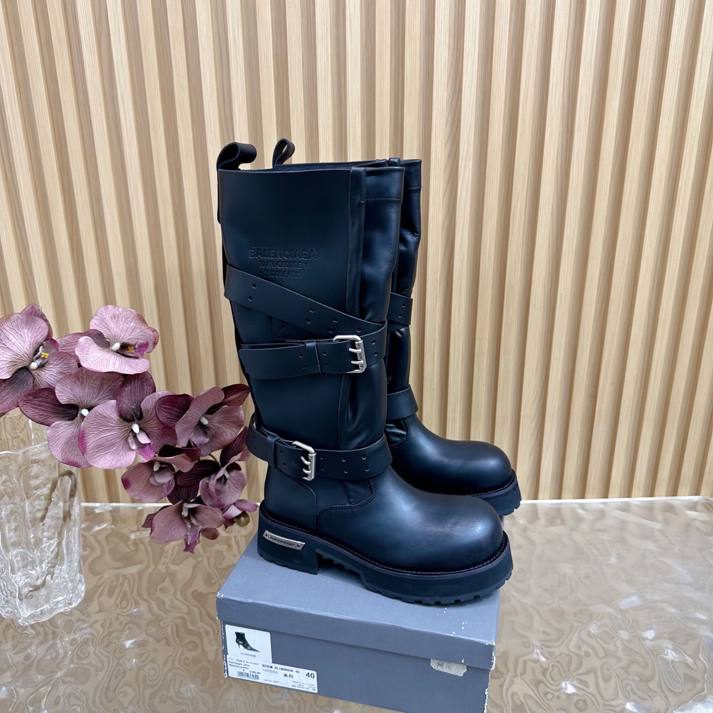 NO:476519,Balenciaga Venom Boots are finally released. Balenciaga Venom Boots are never short of amazing works in the fashion industry, and Balenciaga Venom Boots are definitely the best among them. ——————————————————————————————————————————————————————————————————————————————————————————————————————————————————————————————————————————————————————————————————————————————————————————————————————————————————————————————————————————————————————————————————————————————————————————————————————————————————————————————————————————————————————————————————————————————————————————————————————————————————————————————————————————————————————————————————————————  Cool and functional style Balenciaga Venom Boots is such a magical item. No matter which style, it can be perfectly adapted to help you easily grasp the high-end fashion sense. Baby boys, please put on Venom Boots and get out of your unique style!  Upper top layer cowhide inner sheepskin outsole rubber and plastic size 35-40, boots, balenciaga, balenciaga, boots, skirts, cowhide, sheepskin19860909巴黎世家Balenciaga毒液靴终于出了 宝子们,时尚界永远不缺惊艳之作,而Balenciaga毒液靴绝对是其中的佼佼者 ———————————（15寸） 上衣选短款露脐针织衫,勾勒出腰线,再搭配一条A字百褶短裙,露出纤细双腿,少女感瞬间拉满.蹬上毒液靴,靴子的酷感与甜美裙装形成强烈反差,再挎上一个亮色系的腋下包,瞬间打破单调.走在街上,你就是又甜又酷的时髦精,回头率爆表！ 酷帅机能风 Balenciaga毒液靴就是这样神奇的单品,无论哪种风格,它都能完美适配,帮你轻松拿捏高级时尚感.宝子们快穿上毒液靴,走出自己的独特风格吧！ 鞋面头层牛皮 内里羊皮 大底橡塑 码数35-40,靴子,balenciaga,balenciaga,boots,skirts,cowhide,sheepskin,Women's Shoes