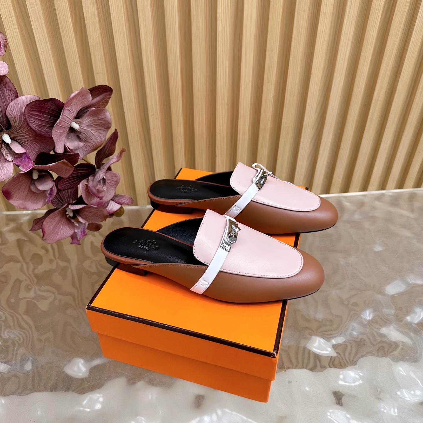 NO:477512,Top version Hermes kelly buckles Love semi-mopping perfect one to one ——————————————————— Hermes Hermes 22fw new arrival~ The new Love semi-mopping new released by H's family this fall and winter is simply too perfect. Those who are afraid of being sharpened and dare to enter. They don't need a band-aid when shopping. They also updated the sole craftsmanship, so that the tiles and carpets are not afraid of slipping. Moreover, the beef tendon sole not only has a heightening function but also increases the casual effect of the entire shoe. Hermes rarely has good-looking casual shoes, which retains the classic design and increases the practical wearability of the shoes themselves!  Great love!  Fabric Yangjing/cowhide Cowhide inner sole imported from Italy Top quality 35-39 (40, 41, no return or replacement), semi-drag, hermes, hermes, loafers, cowhide, sheep19860909顶级版本 爱马仕kelly扣乐福半拖完美一比一 ———————————— 爱马仕Hermes 22fw new arrival～ H家今年秋冬新出的新款乐福半拖 简直是太完美了,怕磨脚的亲大胆入,逛街妥妥的不需要创可贴.还更新了鞋底的工艺,以后才瓷砖地毯都不怕滑了,而且牛筋底不但有增高功能还增加了整个鞋子的休闲效果,爱马仕很少有好看的休闲鞋,保留了经典部分的设计,还增加了鞋子本身的实穿性！大爱！ 面料羊京/牛皮 牛皮内里 鞋底意大利进口真皮底 顶级精品35-39（40、41不退不换）,半拖,hermes,hermes,loafers,cowhide,sheep,Women's Shoes