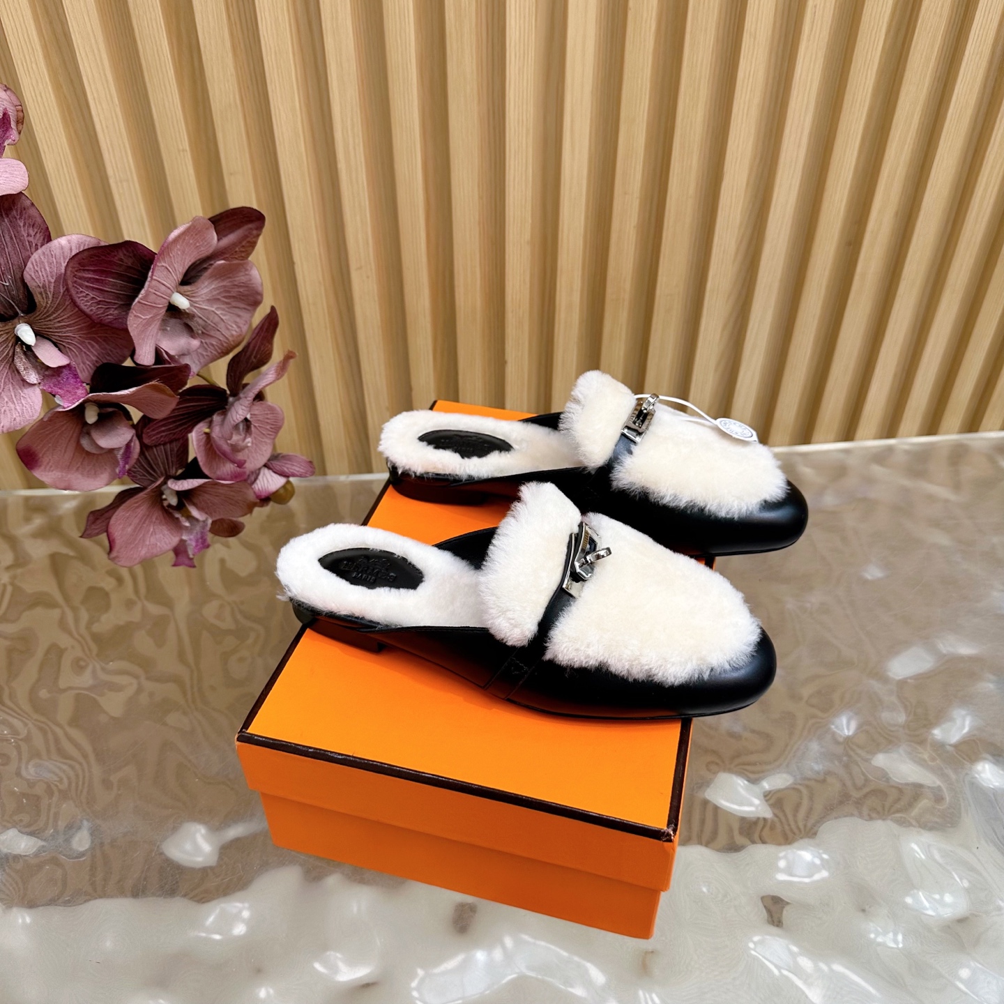 NO:477519,Top version Hermes kelly buckles Love semi-mopping perfect one to one ——————————————————— Hermes Hermes 22fw new arrival~ The new Love semi-mopping new released by H's family this fall and winter is simply too perfect. Those who are afraid of being sharpened and dare to enter. They don't need a band-aid when shopping. They also updated the sole craftsmanship, so that the tiles and carpets are not afraid of slipping. Moreover, the beef tendon sole not only has a heightening function but also increases the casual effect of the entire shoe. Hermes rarely has good-looking casual shoes, which retains the classic design and increases the practical wearability of the shoes themselves!  Great love!  Fabric wool cowhide inner shoe sole imported from Italy Top quality 35-39 (40, 41 not returned or exchange), semi-drag, hermes, hermes, loafers, cowhide19860909顶级版本 爱马仕kelly扣乐福半拖完美一比一 ———————————— 爱马仕Hermes 22fw new arrival～ H家今年秋冬新出的新款乐福半拖 简直是太完美了,怕磨脚的亲大胆入,逛街妥妥的不需要创可贴.还更新了鞋底的工艺,以后才瓷砖地毯都不怕滑了,而且牛筋底不但有增高功能还增加了整个鞋子的休闲效果,爱马仕很少有好看的休闲鞋,保留了经典部分的设计,还增加了鞋子本身的实穿性！大爱！ 面料羊毛 牛皮内里 鞋底意大利进口真皮底 顶级精品35-39（40、41不退不换）,半拖,hermes,hermes,loafers,cowhide,Women's Shoes