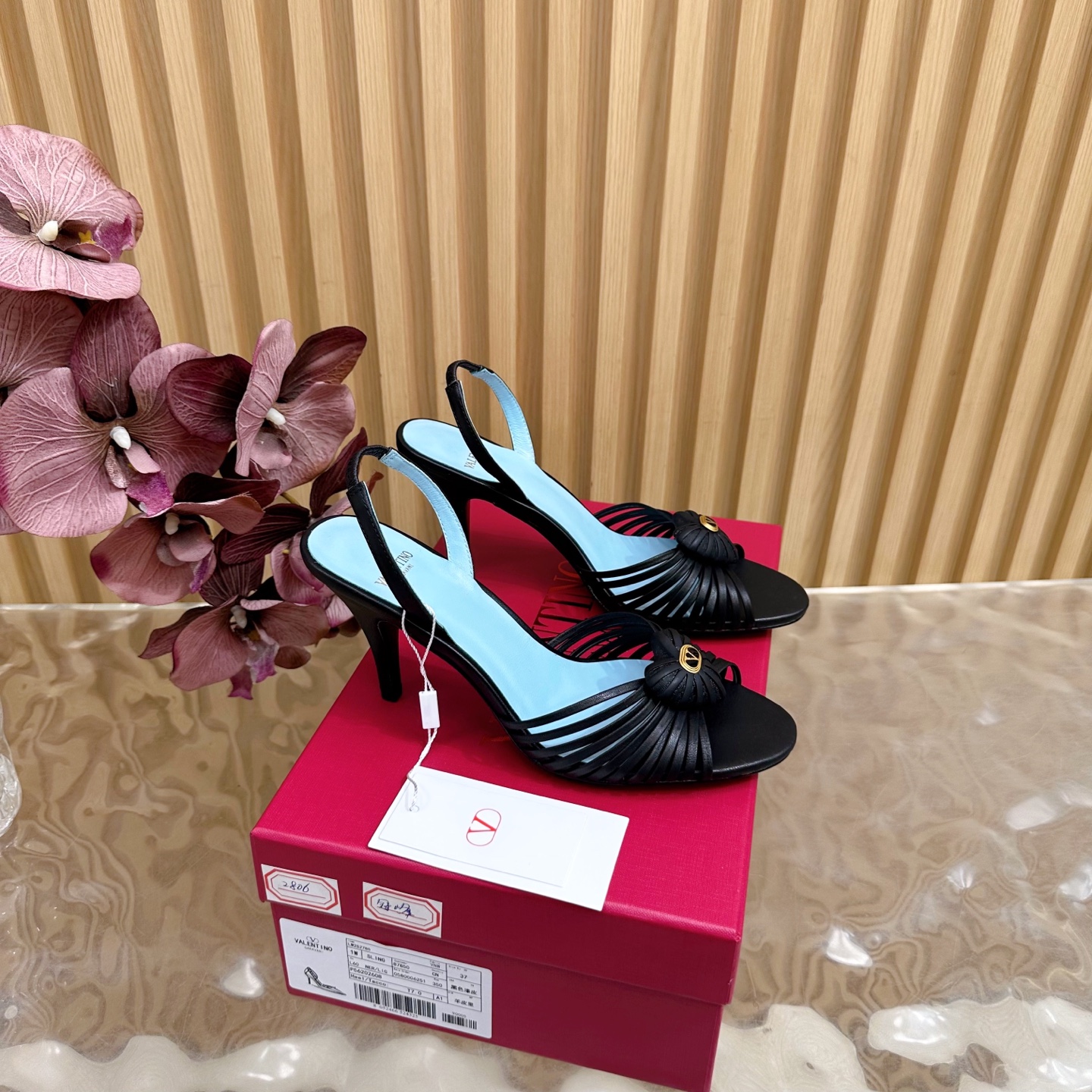 NO:477498,2025 catwalk model [top version] Valentino high-heeled love-string sandals, beautiful texture, very easy to match, can be worn in any season ————————————————————————————————————————————————————————————————————————————————————————————————————————————————————————————————————————————————————————————————————————————————————————————————————————————————————————————————————————————————————————————————————————————————————————————————————————————————————————————————————————————————————————————————————————————————————————————————————————————————————————————————————————————————————————————————————————————————————198609092025走秀款【顶级版本】 Valentino 高跟爱心带子凉鞋 绝美的质感 非常好搭配,任何季节可穿 ———————————（全真皮） 华伦天奴此系列演绎全新时尚魅力 延续超高跟设计,深得海外知名博主青睐 千万粉丝博主倾情演绎,畅销海内外 国内已经断货,顶级版本 糖果色配色,每个颜色都是绝美 鞋面羊皮 内里进口羊皮 鞋底真皮大底 跟高8cm 包装全套原版包装 码数35一43码（35、40、41、42、43退不换）,高跟鞋凉鞋,valentino,valentino,sandals,high heels,sheepskin,Leather soles,Women's Shoes