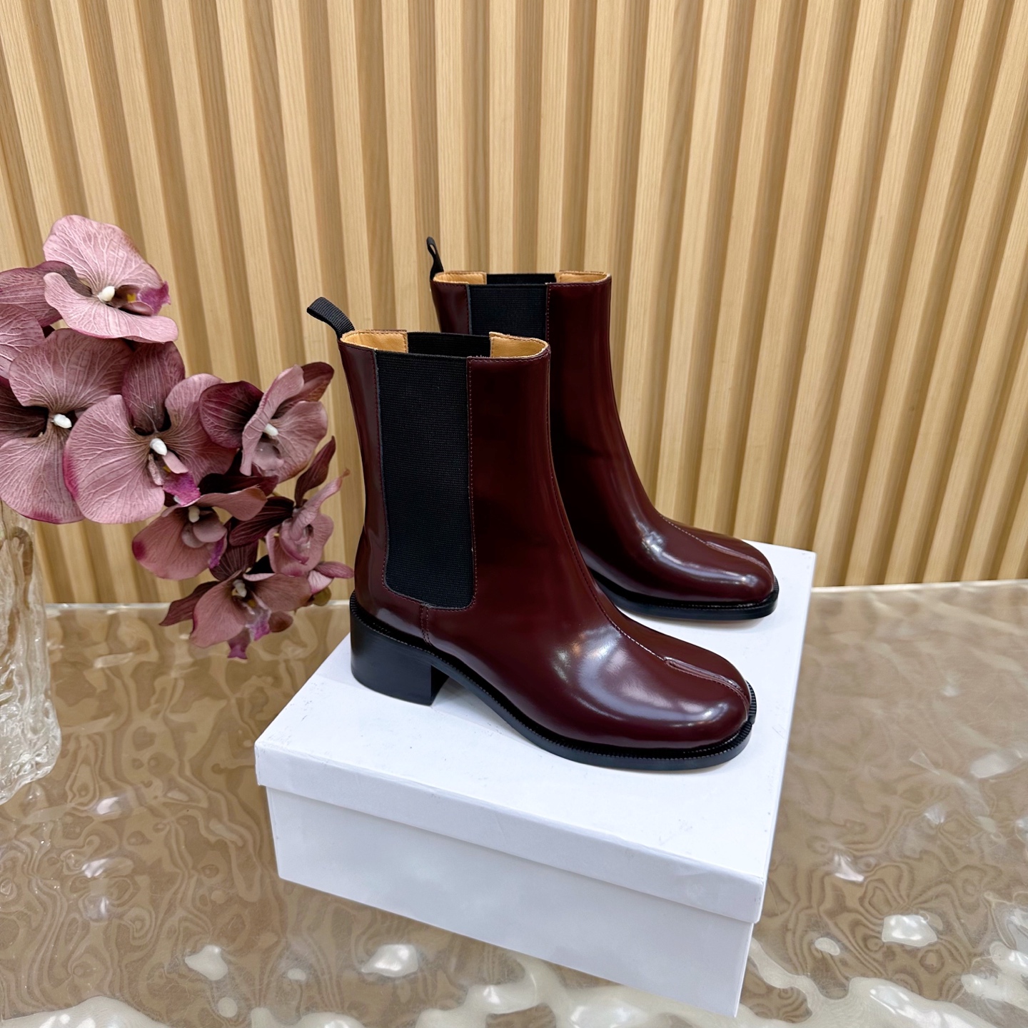 NO:477483,Purchase level Maison Margiela Suede Cowhide Rubber Boots Each pair is unique wide tube straight boots but not knees 2025 stilettoed high heels high boots —————————————————— MM6 Tabi split-toe shoe boots, autumn and winter new product highest version buyer purchase 1:1 perfect replica split-toe tabi boots original open mold double-layer genuine leather sole The original cover shoe shape is very generous, easy to control with various styles The bounty of the small short legs The upper body instantly becomes long legs, the upper foot is not restricted by routine, be yourself as you like ~ The fried chicken on the upper foot is soft and comfortable The upper upper is imported original cowhide/opening beads, the inner original genuine leather outsole original leather sole Size35-39 (40, 41 customization, no return or replacement), boots, masion margiela, boots, cowhide, chamois  leather19860909代购级别 Maison Margiela 玛吉拉麂皮牛皮擦色靴子每一双都是独一无二宽筒直筒长靴不过膝 2025秋冬新细高跟高筒靴 ———————————— MM6家tabi分趾鞋靴秋冬新品最高版本买手代购1:1完美复刻分趾tabi靴原版开模双层真皮鞋底 原版套楦鞋型很大方 搭配各种风格都轻松驾驭 小短腿的福音 上身瞬间秒变大长腿 上脚不被常规所拘束,随心所欲做自己～上脚炒鸡柔软舒适 鞋面进口原版牛皮/开边珠 内里原版真皮 大底原版真皮鞋底 Size35-39（40,41定制不退不换）,靴子,masion margiela,boots,cowhide,chamois leather,Women's Shoes