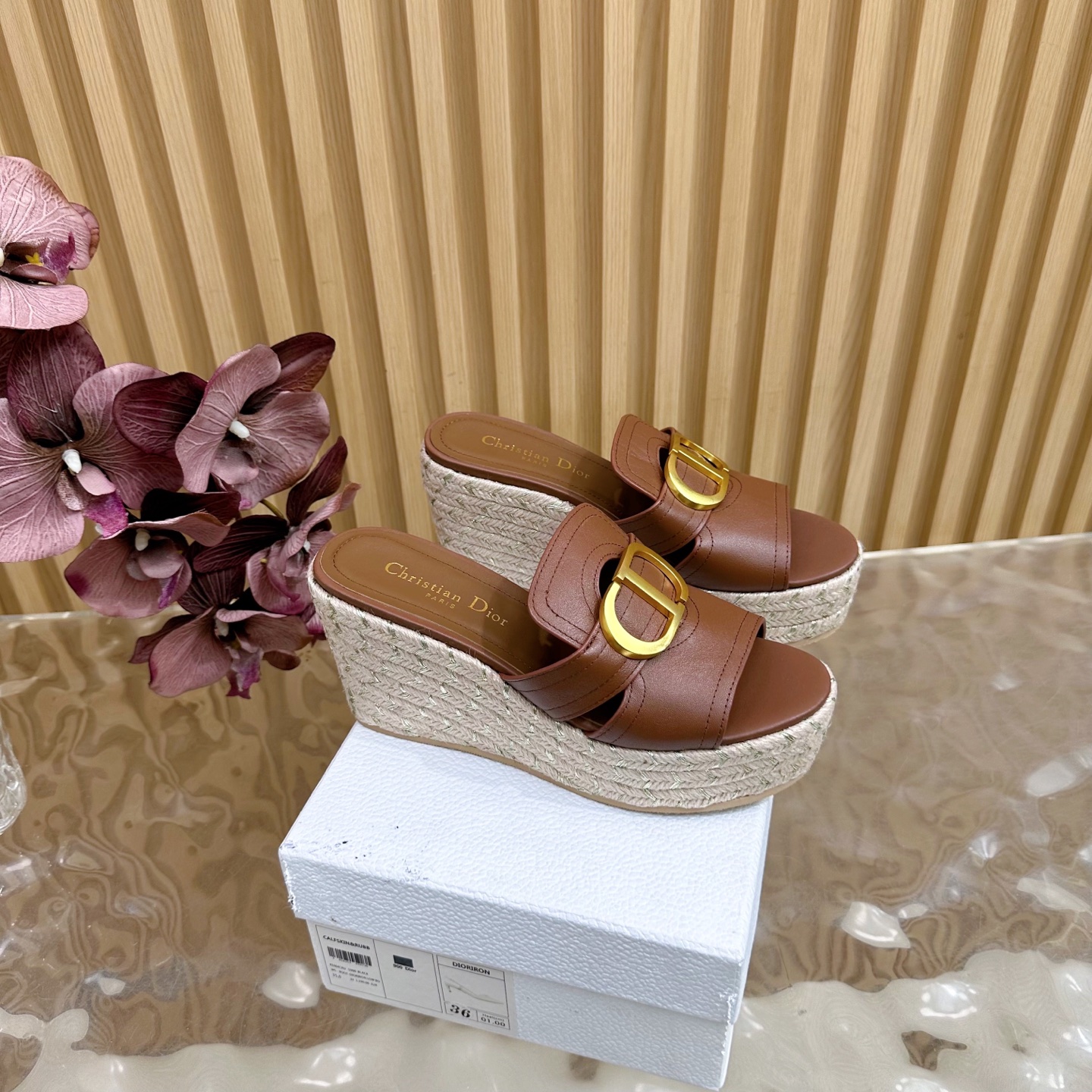 NO:478475,Dior straw wedge sandals meet fashionable wedges ——————————————————————— A fashion feast that combines both gorgeous and comfortable begins. This pair of sandals is a passionate collision between classic and modern. Every step is a confident expression of Italian style. Cleverly lengthen the leg lines to enhance the overall temperament and allow you to easily show your elegant posture while walking. The thick sole design increases stability and makes you feel more comfortable walking without tiring your feet. The fabric is made of original custom material. The inner foot pads are all lambskin. Italian imported leather outsole. Heel height is 8.5cm (customized by 40/41/42), slippers, dior, dior, sandals, slippers, espadrilles, sheepskin, Leather soles19860909Dior 迪奥草编坡跟凉鞋 邂逅时髦坡跟 ———————————— 一场华丽与舒适兼得的时尚盛宴就此开启. 这双凉鞋 是经典与现代的激情碰撞 每一步都是意式风尚的自信表达. 巧妙拉长腿部线条 提升整体气质 让你在行走间轻松展现优雅姿态 厚底设计增加稳定性 行走更自在 不累脚. 面料采用原版定制材质 内里垫脚均为小羊皮 意大利进口真皮大底 跟高8.5cm size35-39（40/41/42定制）,拖鞋,dior,dior,sandals,slippers,espadrilles,sheepskin,Leather soles,Women's Shoes