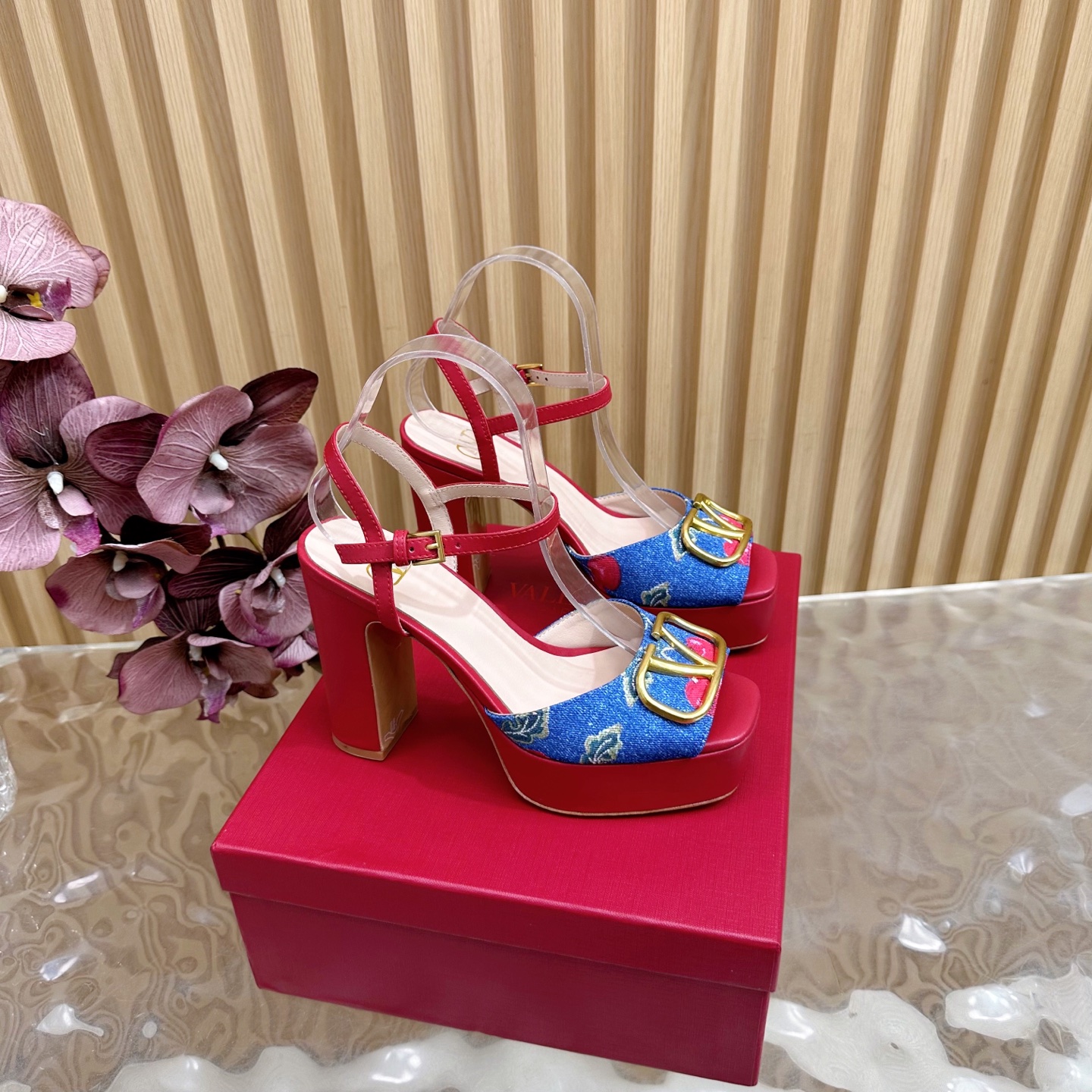 NO:478467,The latest 2025 Little Cherry Series Launches Valentin Valentin Classic Big V Buckle Hentiangao Waterproof Platform High Heel Sandals Classic Big V Buckle Element Design and Matching ———————————————————————————————————————————————————————————————————————————————————————————————————————————————————————————————————————————————————————————————————————————————————————————————————————————————————————————————————————————————————————————————————————————————————————————————————————————————————————————————————————————————————————————————————————————————————————————————————————————————————————————————————————————————————————————————————————198609092025最新款 小樱桃系列 推出 Valentin华伦天伦经典大V扣恨天高防水台高跟凉鞋经典的大V扣元素设计搭配 ——————————— 彰显了品牌独有的设计风格 奢华时尚 极有辨识度 精致的圆头 侧身弧线完美 味儿特别纯正 小小野性  名媛气质女人味十足 鞋面采用原版樱桃布料 内里采用混种羊皮 原版开模五金扣 意大利进口牛皮大底 码数35-39（40/41/42定制）,高跟鞋凉鞋,valentino,valentino,sandals,high heels,cowhide,sheepskin,Women's Shoes