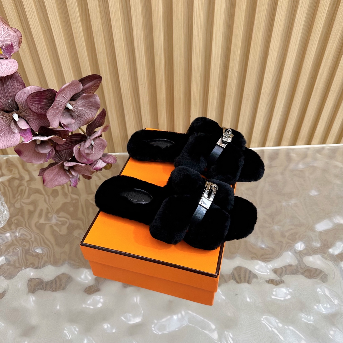 NO:478449,Top version * Hermes fur integrated roll cake and second uncle drag. All fabrics are selected this year. ——————————————————————————— Furry. Cute, cloud-like feel, barefoot or paired with socks. They are all fashionable. Fabric wool. Imported lamb wool. Sole. Original leather sole. Size 35-39 (customized for 40.41.42). No return or replacement. Furry shoes and slippers, hermes, slippers, socks19860909顶级版本*爱马仕皮毛一体卷糕毛二舅拖 今年面料均选用 ———————————— 毛茸茸的 敲可爱的,踩云脚感,光脚或者搭配个袜子穿,都时髦的不行哦 面料羊毛 内里进口羊羔毛 鞋底原版真皮鞋底 尺码35-39（40.41.42定制）不退不换,毛毛鞋拖鞋,hermes,slippers,socks,Women's Shoes