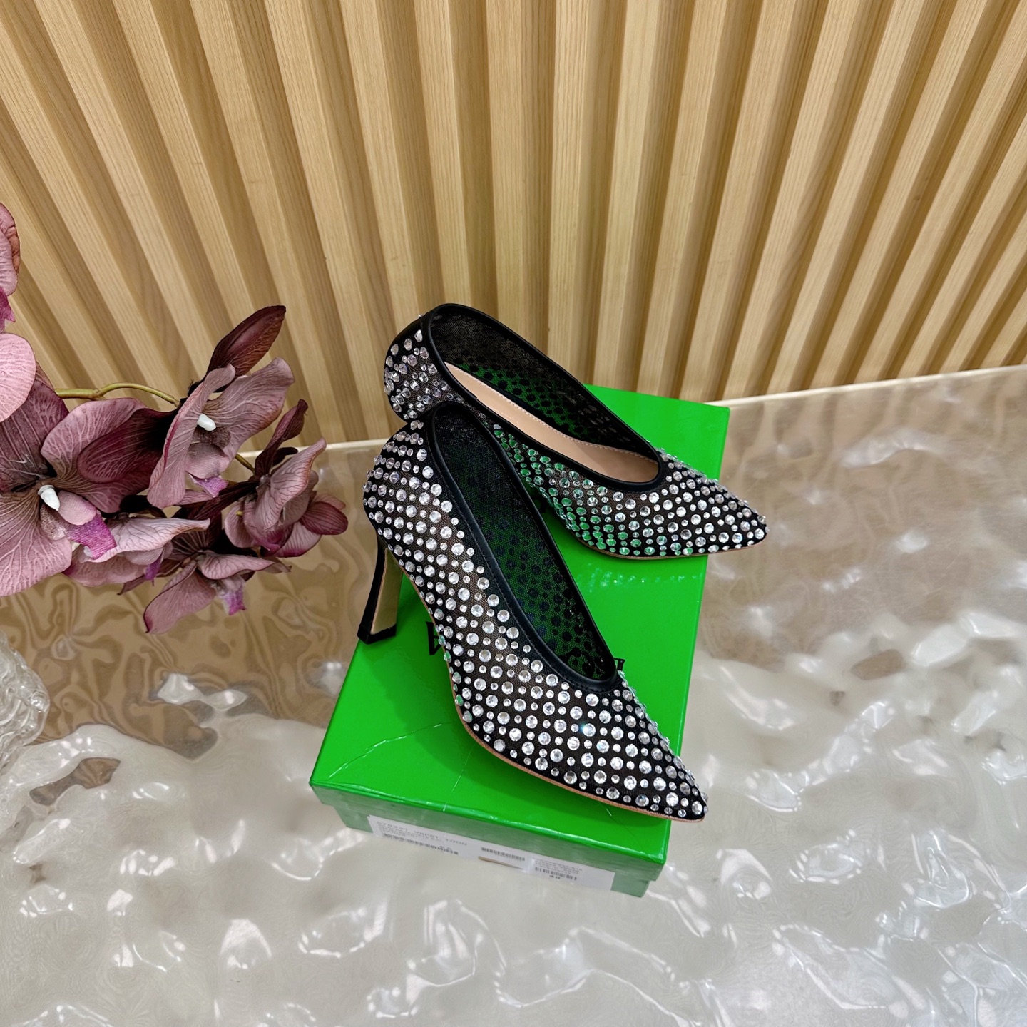 NO:479327,Flat sole high heels Integrated hand-woven without seams BV Sofia Flat sole hand-woven series single shoes 5mm level woven single shoes genuine leather hand-woven This classic model is simply bv latest ceiling 4 colors versatile color Simple piece of leather 5mm pull strips Hand-woven high-end comfortable footbed sheepskin inner comfortable high-end outsole with Italian leather outsole & injection rubber process Use light dyeing process Benchmark version Select original packaging Shoe bags adopt glue logo process The highest end of the market Use hot melt glue to shape toe heel easily rebound and not deformed upper car line is Italian computer needle car Fine workmanship Number 35 36 37 38 39 40 41 42 (40 41 42 Customized), single shoes, bottega  veneta, sheepskin, Leather soles19860909平底  高跟 一体手编织无接缝 BV Sofia 平底手工一体编织 系列单鞋5 毫米级 编织单鞋 真皮手工编织 这款经典款 简直bv最新天花板啦 四色 彩色百搭 简约一块皮5 毫米抽条  手工编织而成 高档舒适 垫脚羊皮内里舒适高端 大底选用意大利真皮大底&注塑橡胶工艺 运用轻染工艺 对标对版 选用原版包装  鞋子布袋采用印胶logo工艺 市场最高端  采用热熔胶定型鞋头 后跟 易回弹不变形 鞋面车线选用意大利电脑针车 做工精细  码数35 36 37 38 39 40 41 42 （40 41 42 定制）,单鞋,bottega veneta,sheepskin,Leather soles,Women's Shoes