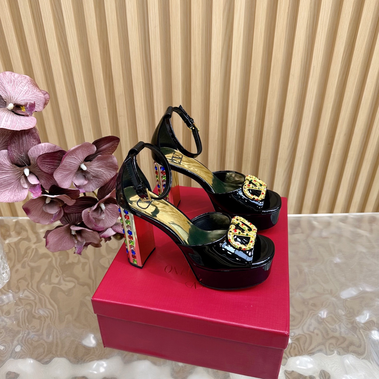 NO:479321,Valentin Valentin Classic Big V Buckle Hentian Gao Waterproof Platform High Heel Sandals Classic Big V Buckle Element Design and Matching ——————————————————— Fish Mouth Shows the brand’s unique design style Luxury and fashionable Extremely recognizable exquisite round toe Perfect side curves The taste is particularly pure and small wild. The celebrity temperament is full of feminine. The upper is patent leather. The inner is mixed-bred sheepskin. The original mold opening hardware buckle. Italian imported cowhide. Heel height 11cm. Water table 3.5cm. Size 35-39 (customized by 40/41/42). High heel sandals. Valentino, valentino, sandals, high heels, cowhide, sheepskin.19860909Valentin华伦天伦经典大V扣恨天高防水台高跟凉鞋经典的大V扣元素设计搭配 ———————————鱼嘴 彰显了品牌独有的设计风格 奢华时尚 极有辨识度 精致的圆头 侧身弧线完美 味儿特别纯正 小小野性  名媛气质女人味十足 鞋面采用漆皮 内里采用混种羊皮 原版开模五金扣 意大利进口牛皮大底 跟高11cm 水台3.5cm 码数35-39（40/41/42定制）,高跟鞋凉鞋,valentino,valentino,sandals,high heels,cowhide,sheepskin,Women's Shoes