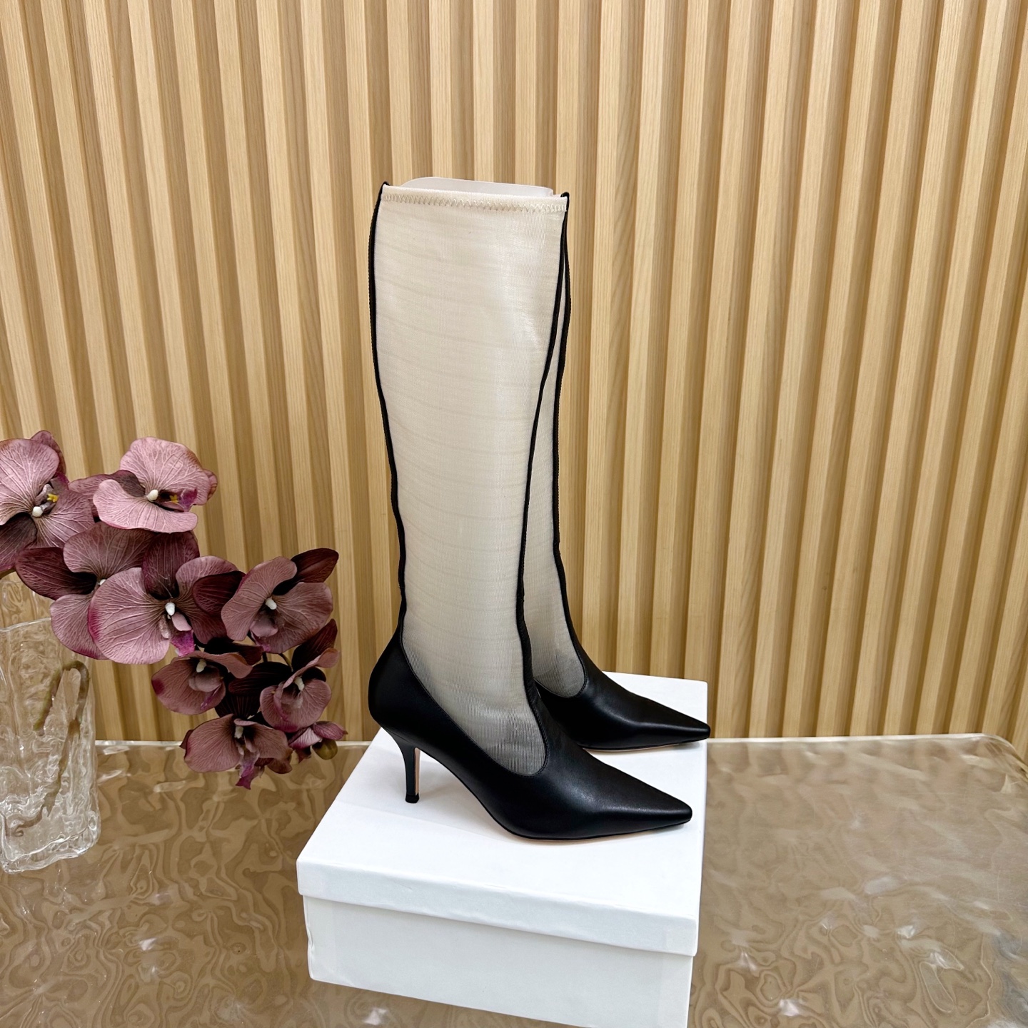 NO:479315,The row 2025 autumn and winter new product mesh pointed high-heeled boots —————————— As the most popular designer brand in the past two years, the design is simple, the details are clever, and the custom is fresh and refined!  If you don’t want to get a lot of models on the street, you can check out this brand. It is relatively niche but it is so easy to match. This brand can be seen everywhere in Ins and Xiaohongshu!  BS original one-to-one comparison custom-made!  Original cowhide/mesh yarn imported mixed-bred sheepskin outsole original Italian leather outsole heel height 3.5cm/8cm size 35~39 (40.41 custom made without return), boots, boots, cowhide, sheepskin, Leather soles19860909The row 2025秋冬新品 网纱尖头高跟短靴 ————————— 作为这两年最受欢迎的设计师牌,设计简单、细节巧妙、清新脱俗！ 不想满大街撞款的可以看看这个品牌,比较小众却又是那么好搭配,ins、小红书随处可见这个品牌的身影 ！BS原版一比一定制！ 鞋面原版特定牛皮/网纱 内里进口混种羊皮 大底原版意大利真皮大底 跟高3.5cm/8cm 码数35~39(40.41订做不退换）,靴子,boots,cowhide,sheepskin,Leather soles,Women's Shoes