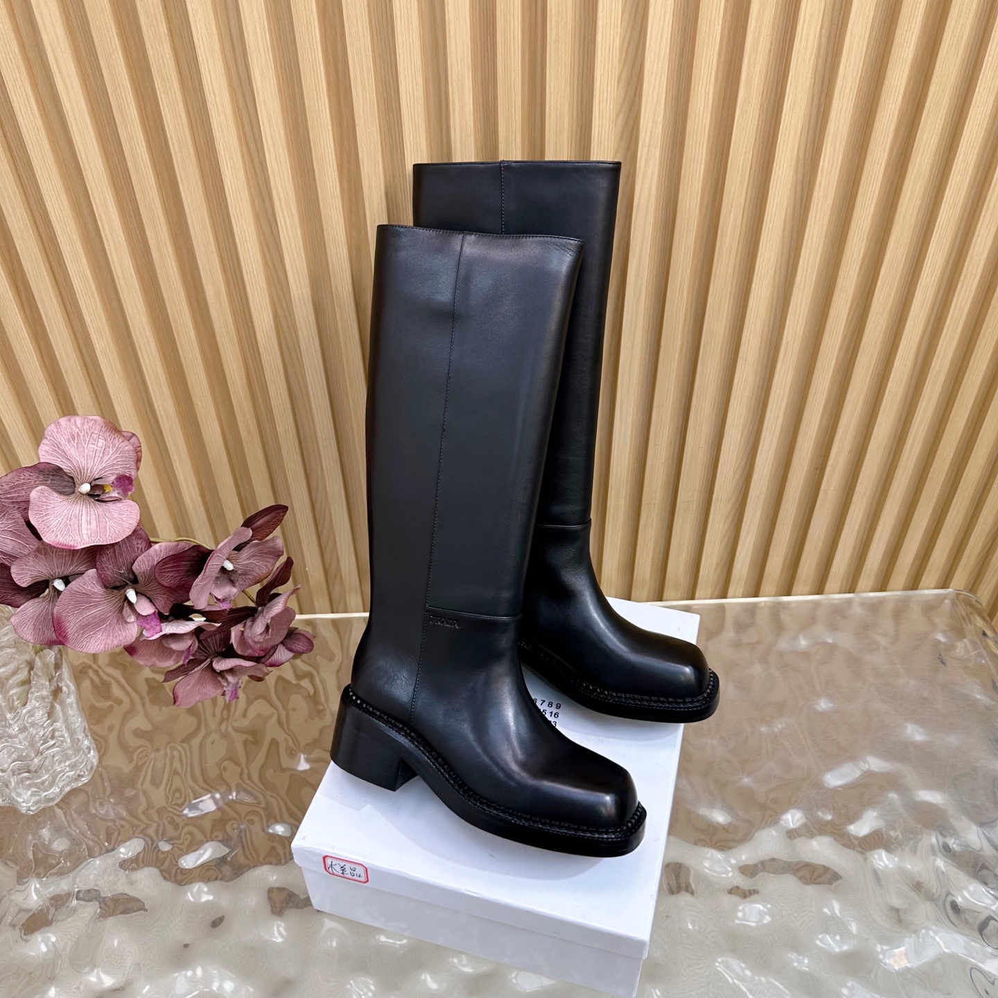 NO:479307,Purchase grade Prad* Prada 24/Autumn and Winter Thick-soled Knight Boots Fashion Thick-soled Casual Boots, unique flavor, everyone loves and easily controls it. It will explode every year. There is also a versatile and classic shoe last that can conquer you. Wear it, increase your height and make you feel casual, and you can be simple and handsome. Imported calfskin fabric, inner foot pad, dyed sheepskin, soft and delicate, comfortable feet Italian leather sole injection molding Size35-41 (40.41 custom non-return and exchange, boots, prada, prada, boots, cowhide, sheepskin, Leather soles19860909代购级 Prad*普拉达 24/秋冬 厚底骑士靴长靴 时尚厚底休闲长靴 ,独到味道,人人都爱也轻松驾驭 每年都会爆.还有就是百搭经典的鞋楦,足以征服你,穿上它,增高休闲两不失误,上脚简单帅气 面料进口小牛皮 内里垫脚透染羊皮 柔软细腻,脚感舒适 意大利真皮大底注塑 Size35-41（40.41定制不退换,靴子,prada,prada,boots,cowhide,sheepskin,Leather soles,Women's Shoes