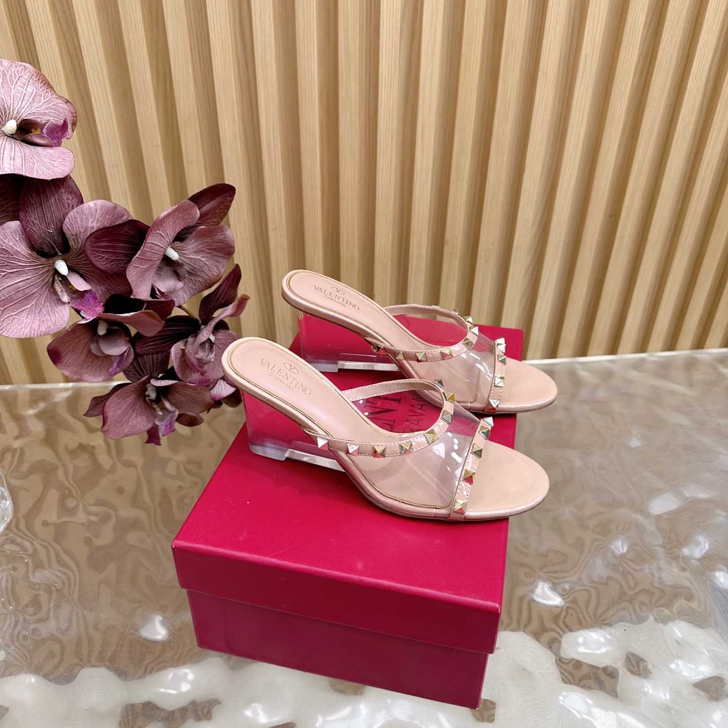 NO:482500,2025 catwalk high-version Valentino crystal heels sandals beautiful texture very easy to match, can be worn in any season —————————————— Valentino's series interprets a new fashion charm, continues the super high-heel design, and is favored by well-known overseas bloggers. Tens of millions of fans and bloggers are passionately interpreted and sold at home and abroad. It has been out of stock at home and abroad. The top version candy color matching, each color is beautiful. Upper patent leather, imported sheepskin, sole genuine leather outsole, heel height 8cm, packaging full set of original packaging, size 34-41 size (34.40.41. No return or exchange), high heels, valentino, valentino, sandals, high heels, slippers, sheepskin, Leather soles198609092025走秀款高版本Valentino 水晶坡跟高跟 凉鞋 绝美的质感 非常好搭配,任何季节可穿 ——————————— 华伦天奴此系列演绎全新时尚魅力 延续超高跟设计,深得海外知名博主青睐 千万粉丝博主倾情演绎,畅销海内外 国内已经断货,顶级版本 糖果色配色,每个颜色都是绝美 鞋面漆皮 内里进口羊皮 鞋底真皮大底 跟高8cm 包装全套原版包装 码数34一41码（34.40.41.不退不换）,高跟鞋拖鞋,valentino,valentino,sandals,high heels,slippers,sheepskin,Leather soles,Women's Shoes