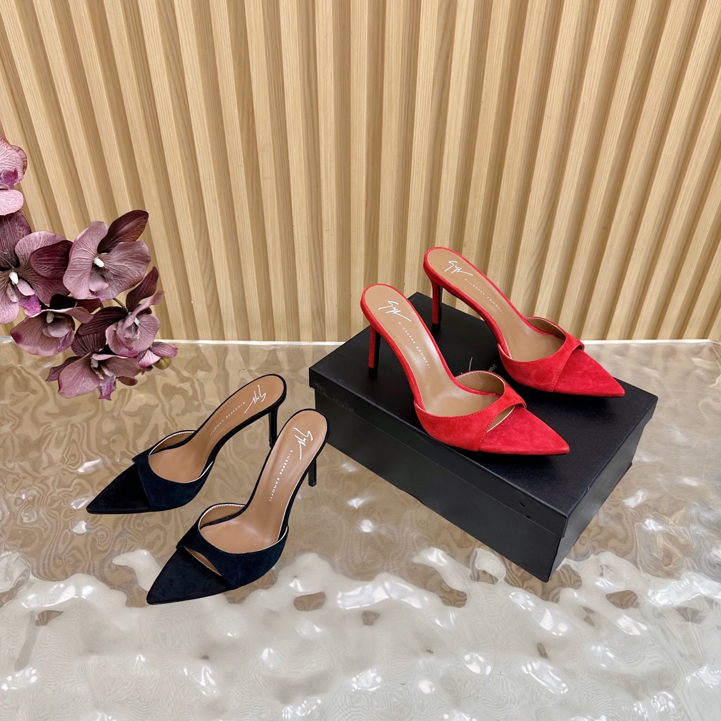 Élégantes mules Giuseppe Zanotti en daim, talon aiguille, noir et rouge