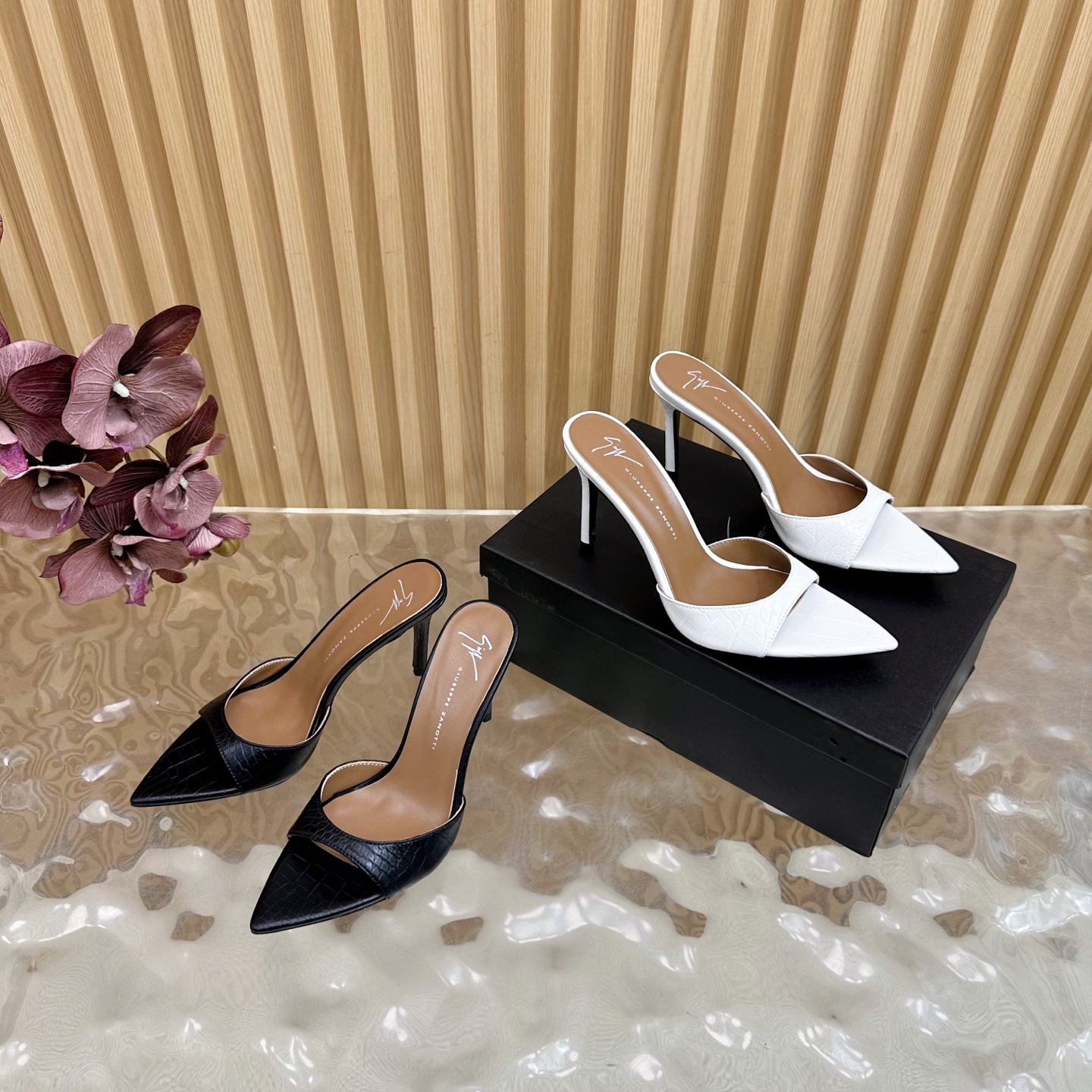 Giuseppe Zanotti Pointed Toe Heeled Mules in Leather Black and White