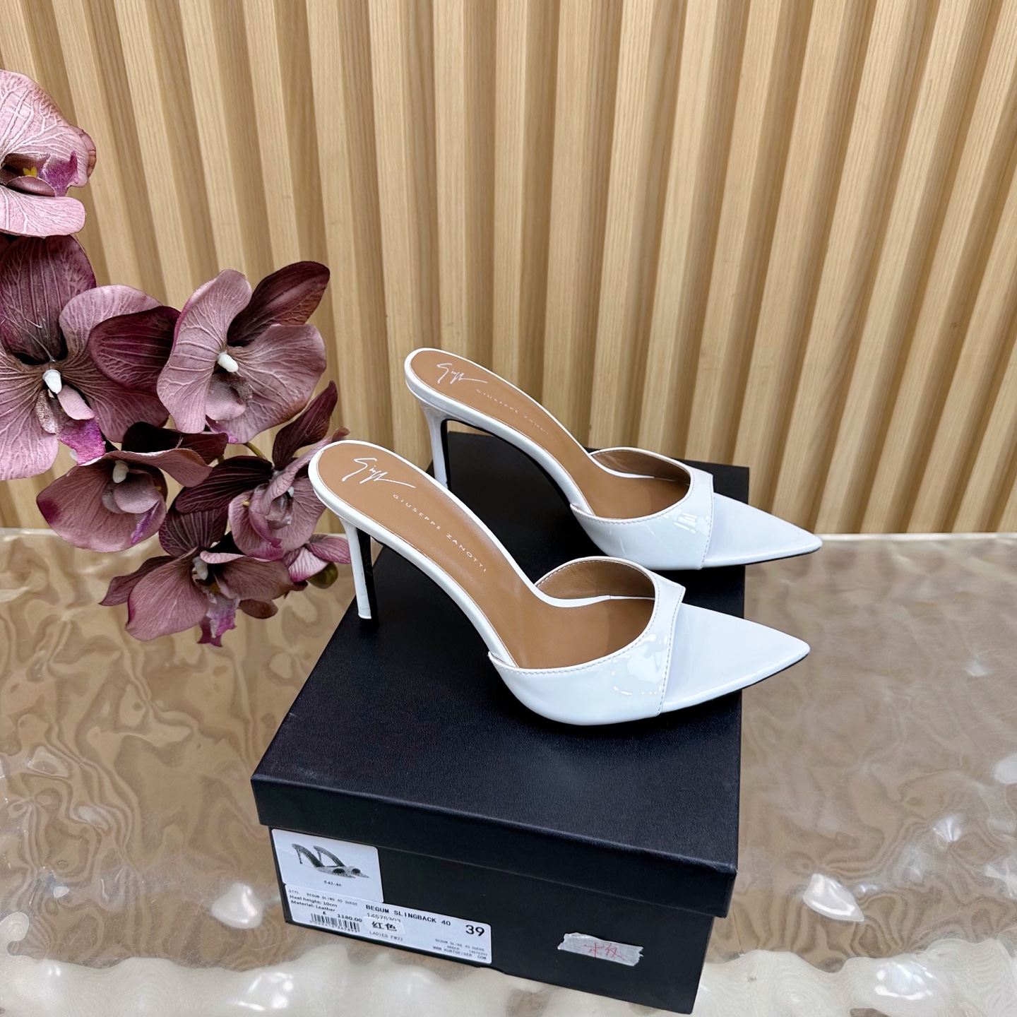 حذاء كعب عالي أبيض لامع من Giuseppe Zanotti للنساء، أنيق وعصري