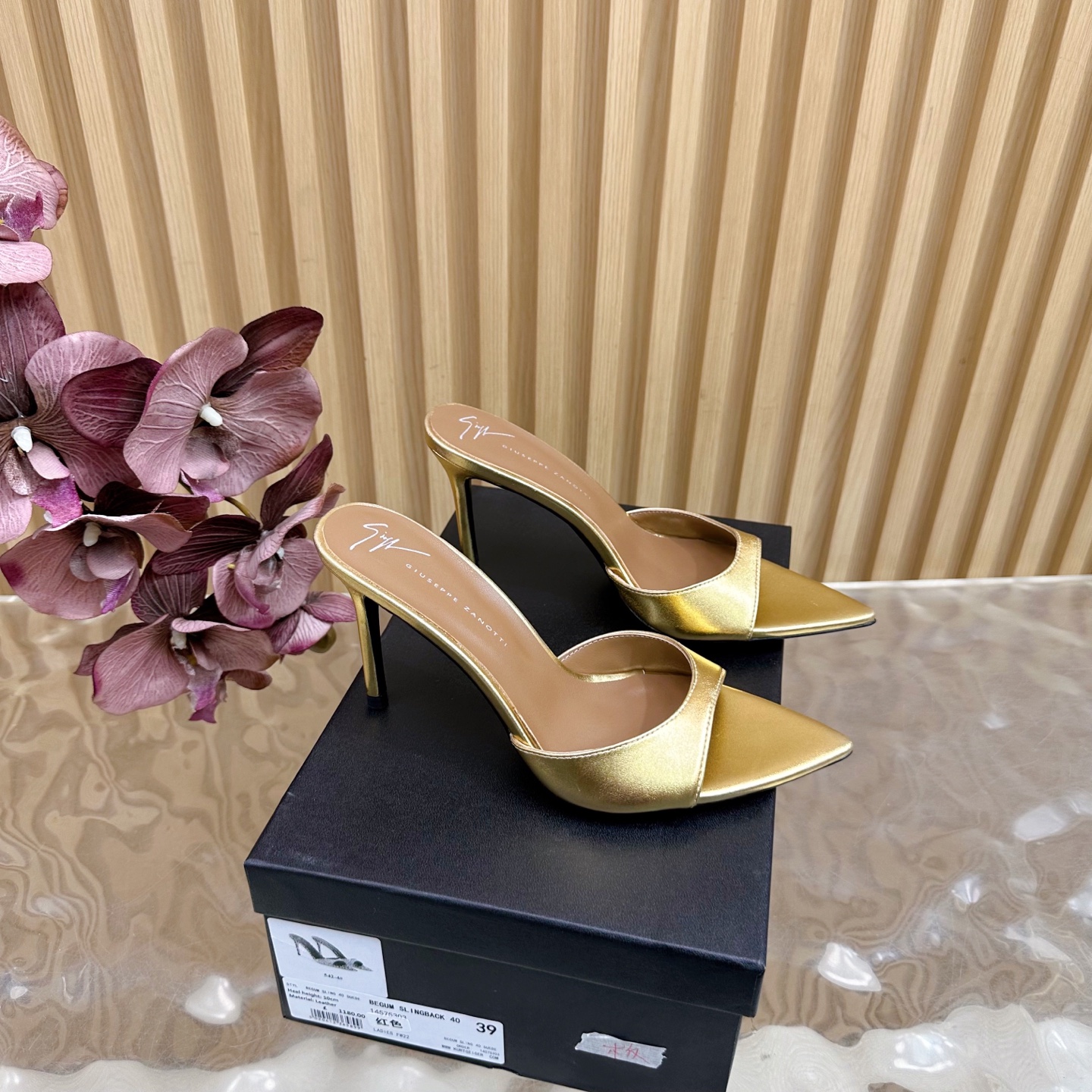 حذاء مفتوح من الخلف بلون ذهبي من Giuseppe Zanotti بكعب عالي للنساء
