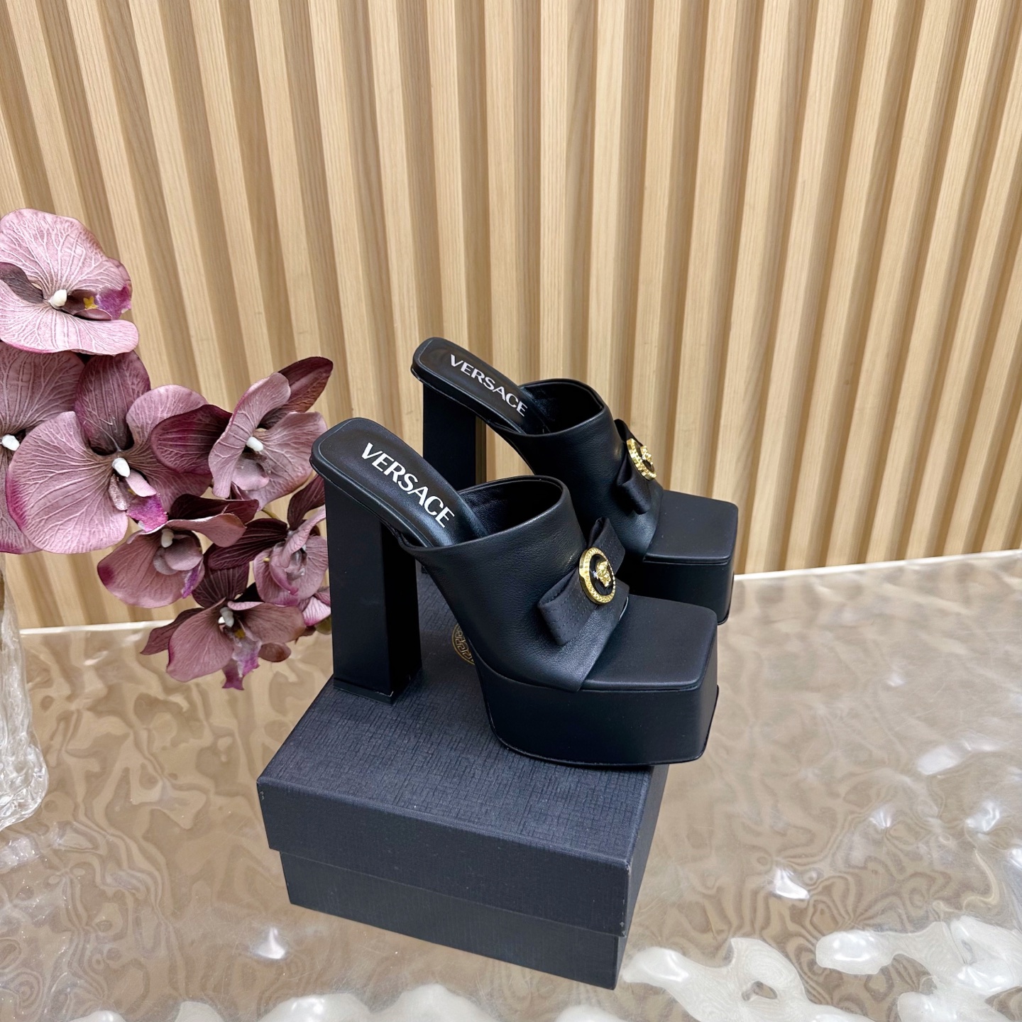 Versace Platform Muiltjes met Blokhak en Logo Detail - Zwart Leer
