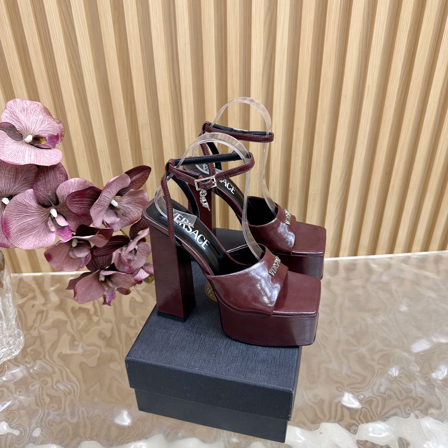 Sandales à plateforme Versace en cuir verni bordeaux, talon bloc de 15 cm
