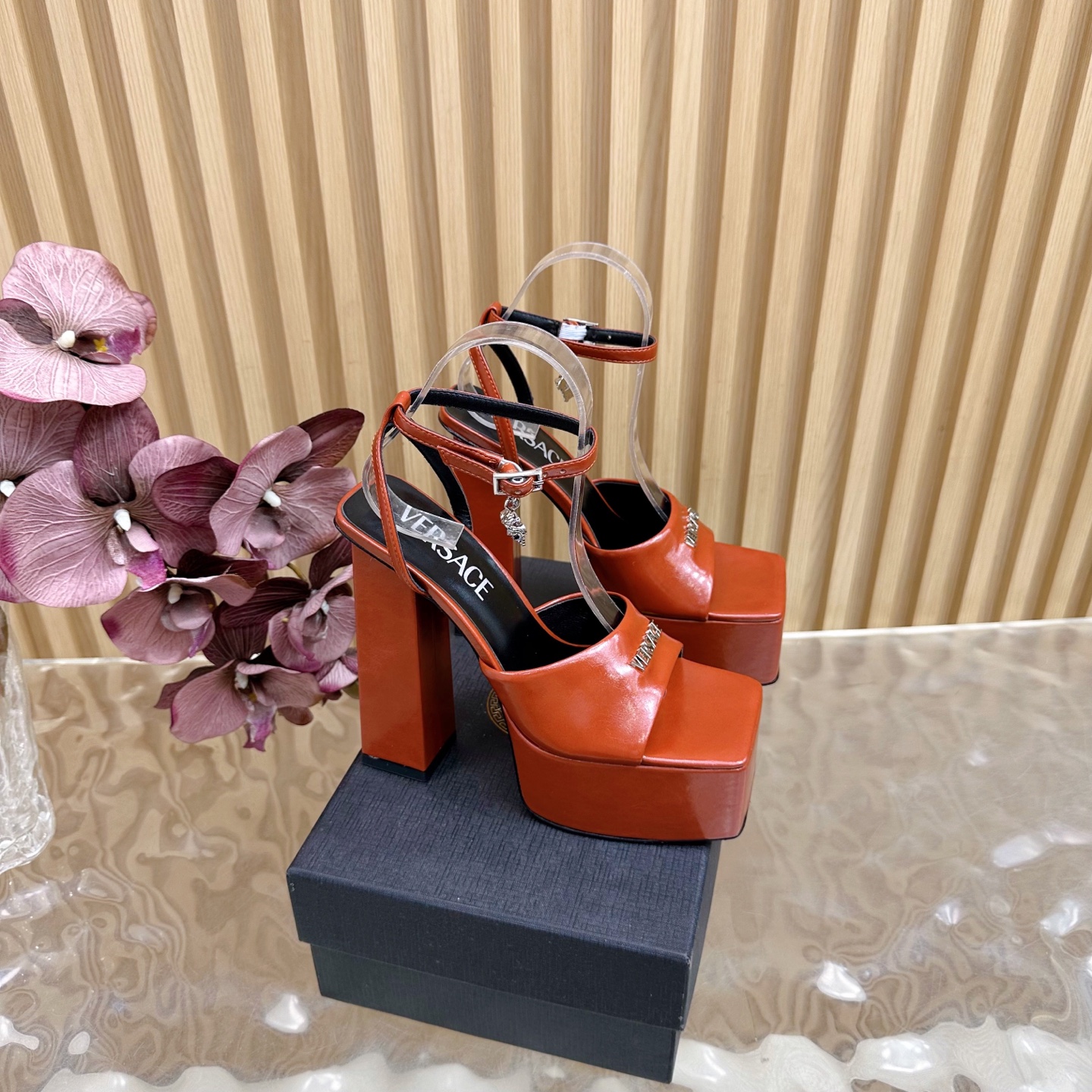 Versace Plateau Sandalen in Oranje Leer - Stijlvol en Comfortabel