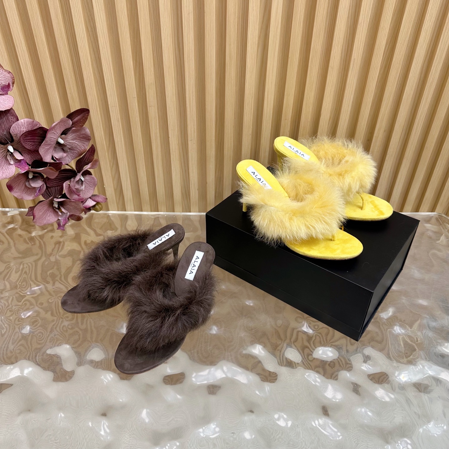 סנדליים נשים יפים מעודנים מבריים נוצה ופרטים מתאים למופע