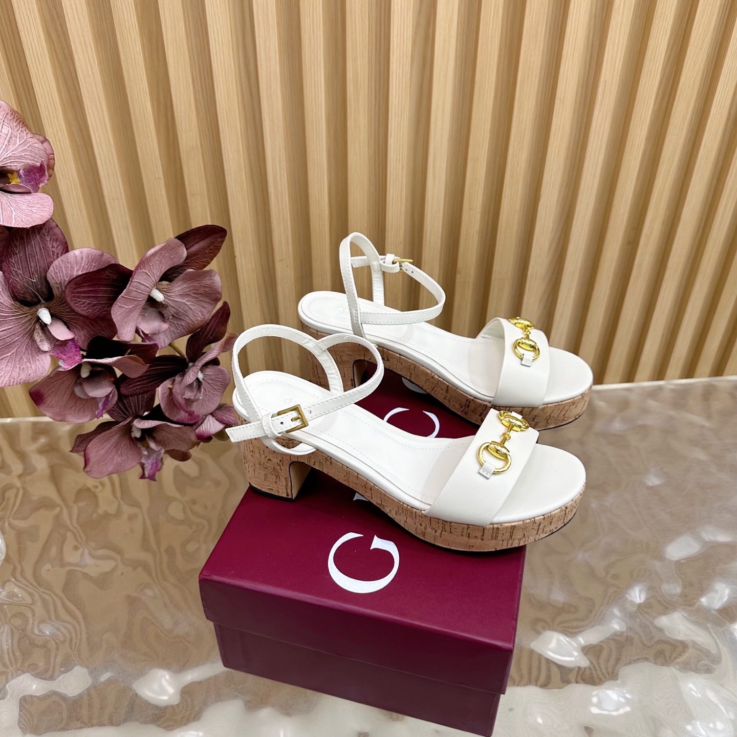 Sandales compensées Gucci classiques à mors de cheval en cuir blanc pour femmes