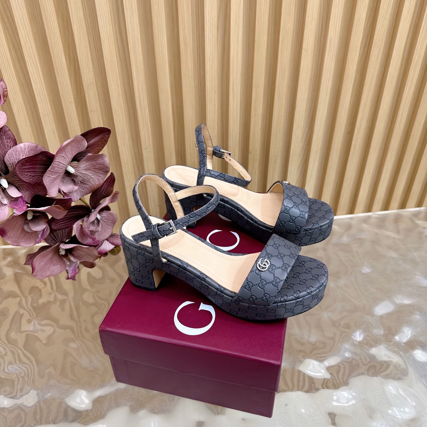 Gucci Sandalen met Hak en Logo - Stijlvol en Comfortabel