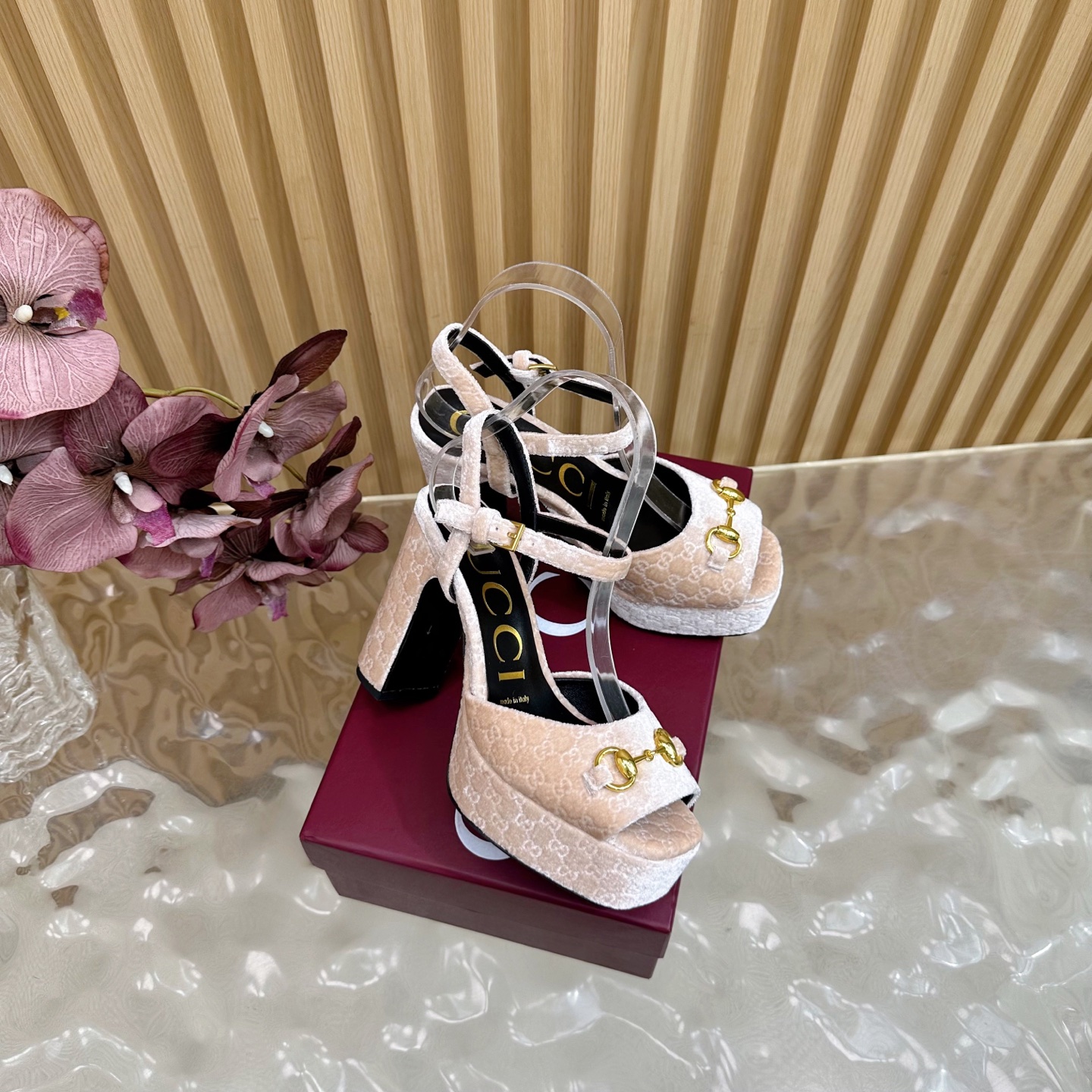 صنادل Gucci Platform للنساء بنقشة شعار العلامة التجارية المميزة