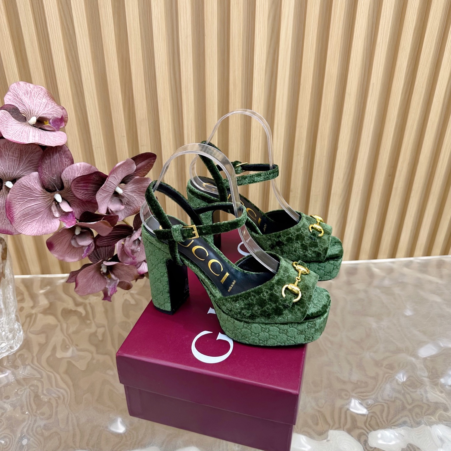 Gucci Sandales à Talons Compensés en Velours Vert avec Détail Mors