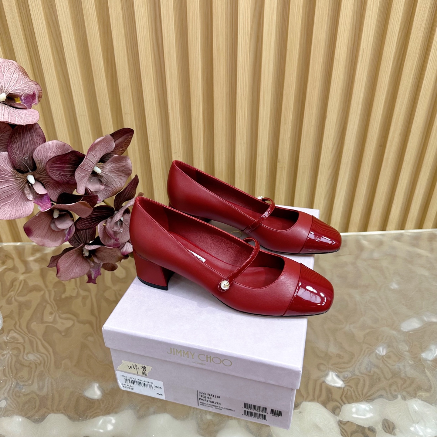 NO:489233,High-version Jimmy Choo Square-toed Muller thick-heeled single shoes —————————————————————————————— Your best companion for the skirt in the closet. I believe I admire the high-heeled shoe designers at JC home that have a good grasp of women’s psychology. The shoes made will definitely allow any woman to control a shoe that does not coexist with sexy and elegant. It is paired with a glittering Swarovski crystal chain to embellish it. The design is very eye-catching and elegant. The style is not exaggerated but it shows the style. In addition, the small pointed coffin shape is completely perfect and very comfortable to put on the feet. What are the fashionable people waiting for? This one took a whole month to polish it from purchasing the original version to making it, and it is almost the same as the original version!  A must-have wardrobe, there is definitely one that suits you!  !  Fabric is made of imported cowhide, inner footbed mixed breed sheepskin Customized A-grade Italian leather bottom Size35-39 (customized by 34, 40, 41), Mary Jane, Jimmy Choo, Swarovski, Chanel, Mary jane, high heels, skirts, cowhide, sheepskin19860909高版本Jimmy Choo 方头穆勒粗跟单鞋 —————————— 你衣柜里裙子最好的伴侣,相信我就佩服JC家的高跟鞋履设计师把女人的心理把握的很到位,做出来的鞋子绝对会让任何一个女人都把持不性感与优雅并存的一款鞋子,搭配一条闪闪动人的施华洛世奇水晶链条予以点缀装饰十分醒目优雅的设计,风格不浮夸但尽显格调,再加上小尖头棺型完全做到了极致上脚非常舒适时髦精们还在等什么?这款从购买原版到制作一共整整花了一个月的时间去打磨,到现在几乎与原版一致！衣橱必备款,绝对有一款是适合你的！！ 面料采用进口牛皮 内里垫脚混种羊皮 定制A级意大利真皮底 Size35-39（34、40、41定制）,玛丽珍,jimmy choo,swarovski,chanel,mary jane,high heels,skirts,cowhide,sheepskin,Women's Shoes