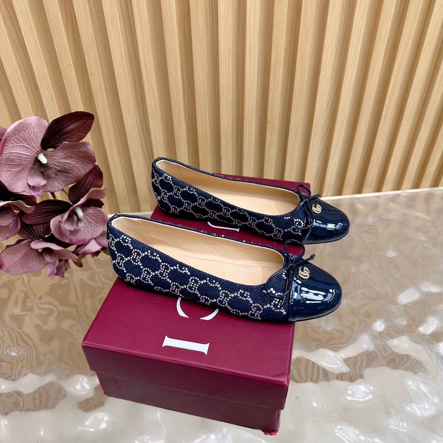 NO:489203,2025 new Gucci/Gucci classic bow-tie ballet shoes ———————————— The iconic GG presbyterian pattern is a classic in the fashion industry. It is presented in unique tones and exquisite printing technology. Retro and modern, exuding a strong brand heritage. The horse-biting buckle design is undoubtedly the soul of this pair of shoes. Two exquisite metal rings have the right proportions. The brand's love and inheritance for equestrian sports are revealed in every move. The fabric is made of original custom fabric. The inner foot pads are all customized lambskin. Italian imported leather soles. Size35-39 (customized by 40/41/42), ballet shoes, gucci, gucci, sheepskin, Leather soles198609092025新款 Gucci/古驰经典蝴蝶结芭蕾舞单鞋 ——————————— 标志性的GG老花图案是时尚界的经典之作 以独特的色调和精致的印刷工艺呈现 复古又摩登 散发着浓厚的品牌底蕴. 马衔扣设计无疑是这双鞋的灵魂所在 两个精致的金属环扣 恰到好处的比例 诉说着品牌对马术运动的热爱与传承 举手投足间尽显优雅与贵气 面料采用原版定制面料 内里垫脚均为定制小羊皮 意大利进口真皮大底 size35-39（40/41/42定制）,芭蕾舞鞋,gucci,gucci,sheepskin,Leather soles,Women's Shoes