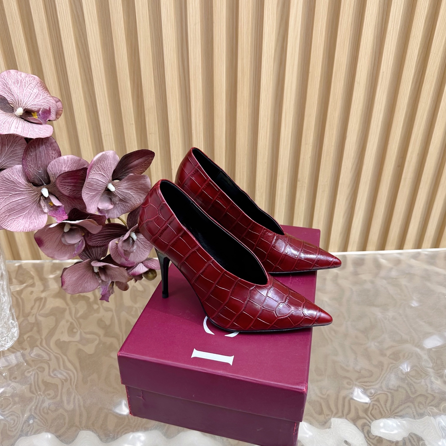 NO:489198,2025 Spring is so beautiful that it can't be moved away. 2025 counters are synchronized with spring and summer new Gucci 25S spring and summer new products deep mouth V-mouth grandma high heels single shoes/half-wheels ——————————————— G home reflects the sense of high-endness, always convinces the capital. It looks quite simple style, but it is inexplicably high-end on the feet. It is very sexy. It allows you to easily match it with all kinds of styles. The upper is imported stone cowhide. The inner is imported sheepskin. The heel height is 10.5cm Size35-39 (customized by 40/41/42), high heels single shoes, gucci, gucci, high heels, cowhide, sheepskin198609092025开春 美得挪不开眼 2025专柜同步春夏新款Gucci 25S春夏新品深口V口 奶奶高跟 单鞋/半拖 ———————————— G家在体现高级感这块 总让人大写的服气 看起来蛮简单的款式 但上脚就莫名很高阶 非常性感 让你轻松搭配尽显各种风格 鞋面采用进口石头纹牛皮 内里采用进口羊皮 意大利进口真皮底 跟高10.5cm Size35-39（40/41/42定制）,高跟鞋单鞋,gucci,gucci,high heels,cowhide,sheepskin,Women's Shoes