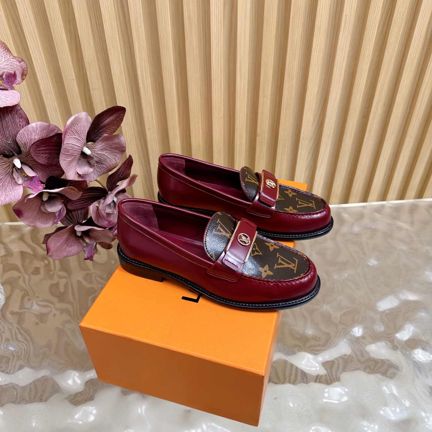 Louis Vuitton Mocassins Femme en Cuir Bicolore et Toile Monogram, Style Tendance