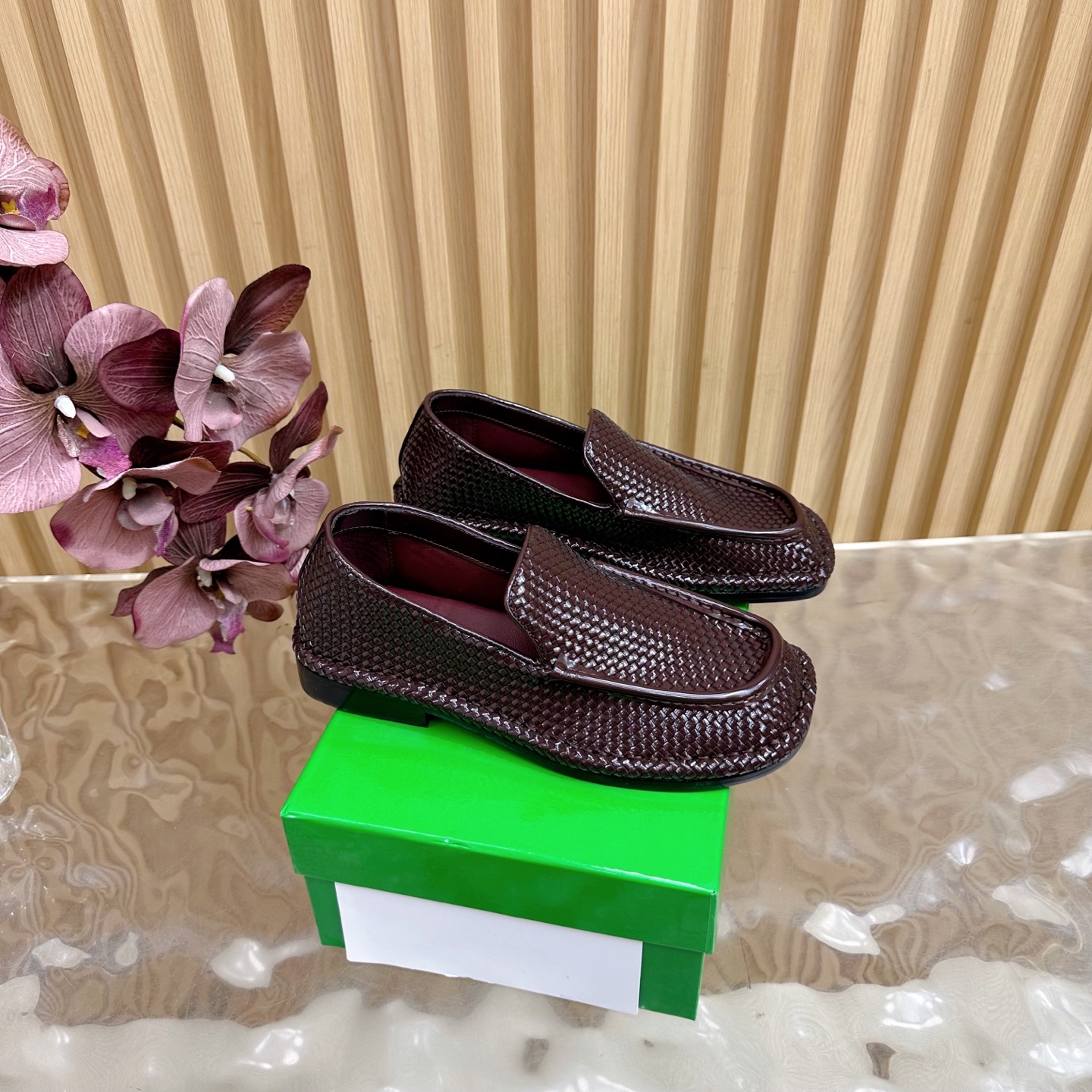 NO:489219,Bottega Venet* Spring and Summer Hot Couple Model Daddy Loafer Loafer 3mm Series Ceiling Level ————————————————————— Women Men’s Latest Sheep Curls Slippers Sandals!  ins&Xiaohongshu has many internet celebrities!  Super sexy on your feet!  It's really beautiful!  This matte upper is super high-end!  High-end wear is fairy and simple, fashionable and design-like. They are all very easy to wear, especially high heels with anti-slip rubber pads on the sole and will not be tired for a day. They are practical and textured. They are especially suitable for office workers (the original custom-made shoe soles are the same as the same). It is worth mentioning that the silk film soles that have been tested repeatedly in the sole for a month is almost perfect. Most of the market is sprayed. BV is a magic tool for matching clothes. Wearing it makes you look fashionable and fashionable. It is a highlight of the matching. Your thoughts are finally here. It is versatile and suitable for any occasion and a must-have pair!  Fabric woven cowhide, outsole, original Italian leather outsole, size couple model 35-45 (45 customization), loafers, bottega veneta, bottega veneta, loafers, sandals, high heels, slippers, cowhide, Leather soles19860909Bottega Venet* 春夏爆款 情侣款Daddy Loafer 乐福鞋 3毫米级系列 天花板级别 ——————————女 男款 最新羊卷毛 拖鞋 凉鞋！ins&小红书巨多网红明星上身！上脚超性感！真的太美了！这款哑光的鞋面超有高级感！高级穿着又仙女简约时髦又有设计感 而且都非常非常好穿特别是高跟鞋底部有防滑胶垫走一天也不会累,实用又有质感,特别适合上班一族（原版开模定制颜色鞋型鞋底一摸一样）值得一提的是鞋底花费一个月开模反复测试过的丝膜大底做到几乎完美,市场上大部份是喷涂 BV当道简直是搭配衣服的神器 穿上让你集时髦洋气于一身 是搭配中的一个亮点 你们的心心念念终于来了 百搭适用任何场合、人手必备一双！ 面料编织牛皮 大底原版意大利真皮大底 码数情侣款 35-45（45定制）,乐福鞋,bottega veneta,bottega veneta,loafers,sandals,high heels,slippers,cowhide,Leather soles,Women's Shoes