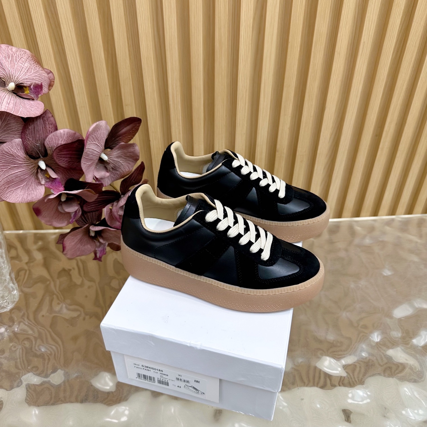 NO:489199,Top version purchasing level Maison Margiela biscuit thick-soled shoes ———————————————————— MaisonMargiela MM6 German-study casual shoes genius designer brand, a light luxury brand is very versatile and comfortable to the feet. This German training shoe continues the classic T-shaped genuine leather splicing design. After many careful improvements by the design team, it is just to let you experience the most original military flavor. The soft and delicate characteristics of the top layer cowhide and the texture of cow leather make it have super high softness and comfort, while maintaining good breathability and comfort and texture parallel, so as to easily control any combination of all seasons. Fabric imported cowhide inner sheepskin thick sole 5cm Size: 34–40 (40 customization, no return or replacement), casual shoes/sports shoes, masion margiela, masion  Margiela,sneakers,cowhide,sheepskin19860909顶级版本代购级别马吉拉饼干厚底鞋 —————————————— MaisonMargiela MM6德训休闲鞋鬼才设计师品牌,一个轻奢品牌上脚很百搭哦,也很随脚舒适,这一款德国训练鞋延续了经典的T形真皮拼接设计,经过设计团队多次的精心改良,只为让您体验最原始的军旅味道,头层牛皮柔软细腻的特点与牛反绒牛皮的质感相结合使其既有超高的柔软舒适度,又同时保持不错的透气性能舒适与质感并行,轻松驾驭四季穿着任何搭配. 面料进口牛皮 内里羊皮 厚底5cm 码数: 34–40（40定制不退不换）,休闲鞋/运动鞋,masion margiela,masion margiela,sneakers,cowhide,sheepskin,Women's Shoes