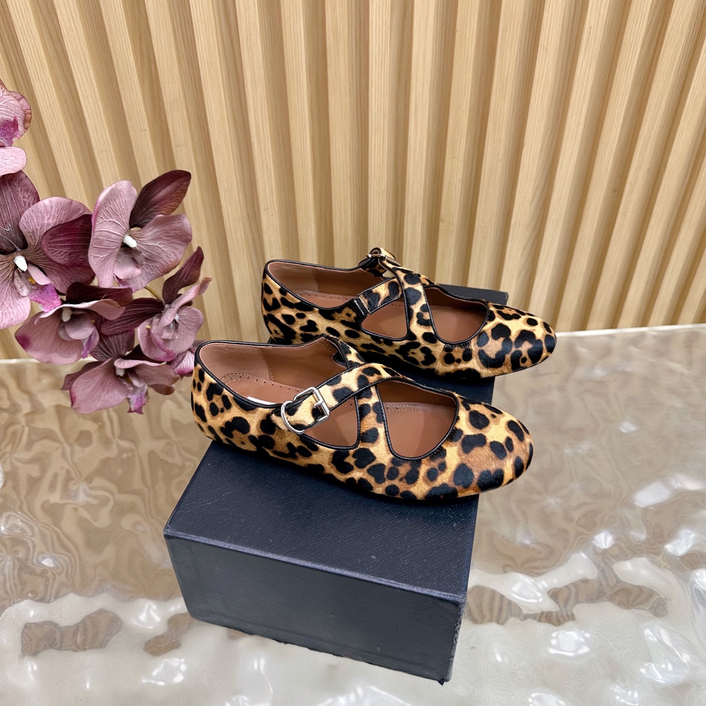 NO:489190,AlAIA classic retro Mary Jane shoes cross-belt bread shoes —————————————— Full of girlish style, modern and retro flavor, very simple and atmospheric. Whether it is a skirt, dress or jeans, it can be the finishing touch!   Go material, velvet upper/wrinkled patent leather/horse hair, imported sheepskin on tiptoe, original molded rubber outsole, size 35-39 (customized by 40/41/42), single shoes, alaia, mary jane, skirts, jeans, sheepskin19860909AlAIA阿莱亚经典复古玛丽珍鞋 交叉带面包单鞋 —————————— 满满的少女风 既摩登又复古的味道 非常的简约大气 不管是半身裙 连衣裙还是牛仔裤 它都能成为点睛之笔！  Go 材质 鞋面丝绒/皱漆皮/马毛 内里踮脚进口羊皮 原版开模橡胶大底 码数35-39（40/41/42定制）,单鞋玛丽珍,alaia,mary jane,skirts,jeans,sheepskin,Women's Shoes