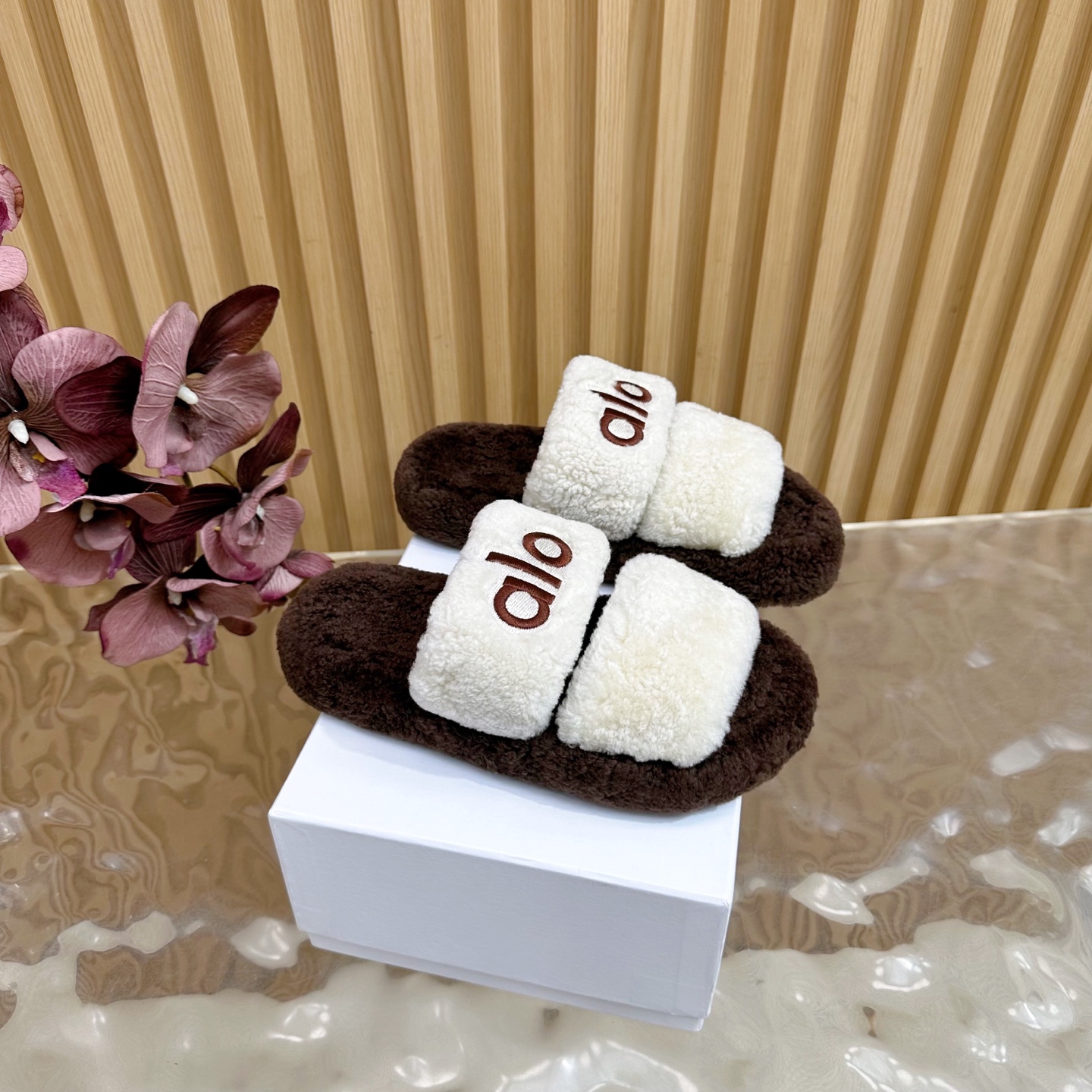 NO:489179,2025 new Alo autumn and winter new hair rubbing, a must-have fashionable item at home ——————————————————————————————————————————————————————————————————————————————————————————————————————————————————————————————————————————————————————————————————————————————————————————————————————————————————————————————————————————————————————————————————————————————————————————————————————————————————————————————————————————————————————————————————————————————————————————————————————————————————————————————————————————————————————————————————————————————————————————————————————198609092025新款Alo 秋冬新品毛拖 居家必备时髦单品 ————————————— 踩进云朵里的柔软 暖脚更暖日常 宅家 遛弯都适配,舒服到不想脱 这双毛拖裹着细腻羊毛 每一步都像踩在软乎乎的棉花上 秋冬氛围感直接拉满 size35-39（40定制）,毛毛鞋拖鞋,slippers,Women's Shoes