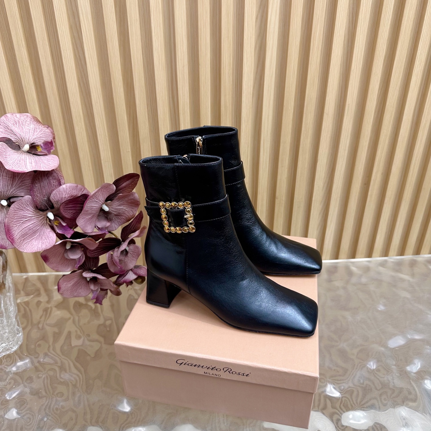 NO:489173,Gianvito Rossi 2025 new pointed ankle boots High heel boots —————————————— It appears like the brightest stars in the night sky. Classic style, eternal charm, and electric embroidery patterns add a dreamy color to it. Every step comes out of confidence and elegance, as if telling the immortal legend of fashion. Having it is the whole day of fashion. __________________________________________________________________________________ Upper Yangjing/Cowhide * Floor pad Sheepskin * Sole genuine leather soles * Heel height 8cm * Size: 34–42 (34 40 41 42 Custom made non-return and exchange), boots, boots, cowhide, sheepskin, sheep, Leather soles19860909Gianvito Rossi 2025新款尖头踝靴 高跟短靴 ———————————— 它的出现就像夜空中最璀璨的星辰 经典的款式,永恒的魅力,电绣的图案更是为其增添了梦幻的色彩 每一步都踏出自信与优雅,仿佛在诉说着时尚的不朽传奇.拥有它,便是拥有了整个时尚的每一天. _____________________________ * 鞋面 羊京/牛皮 * 垫脚 羊皮 * 鞋底 真皮大底 * 跟高 8cm * 码数:34–42（34 40 41 42 定做不退换）,靴子,boots,cowhide,sheepskin,sheep,Leather soles,Women's Shoes